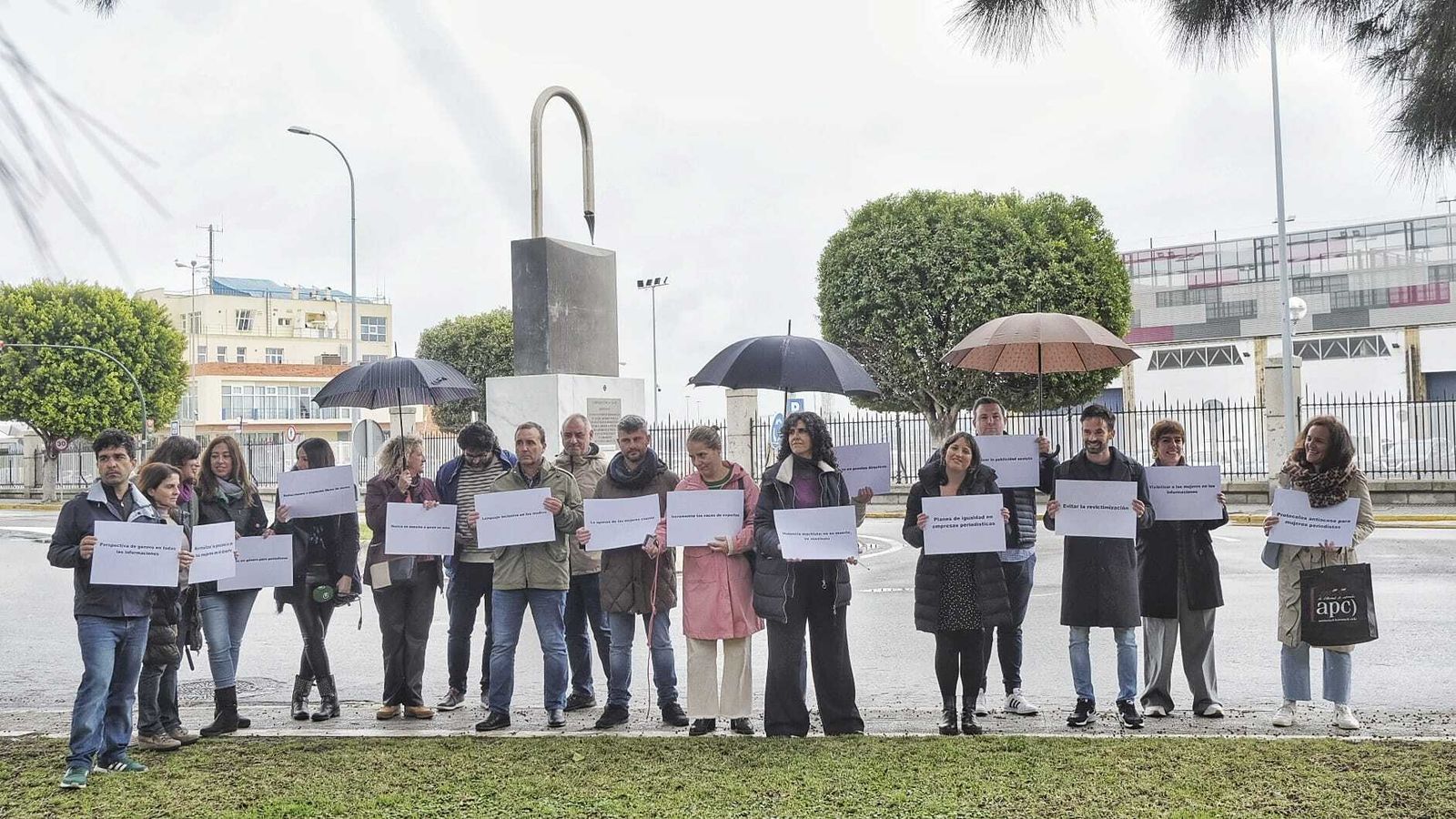Mujeres y hombres de la APC y del Colegio Profesional, en la Glorieta de los Periodistas, esta mañana.