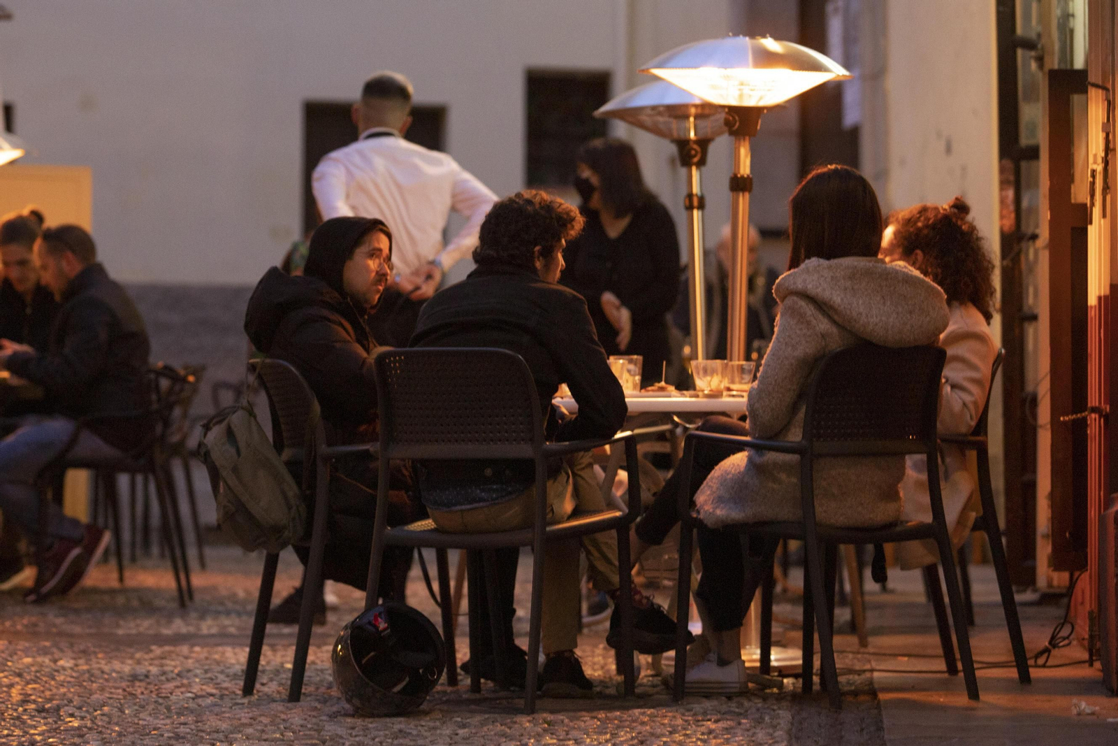 Fotos: los bares y comercios de Granada vuelven a abrir hasta la noche