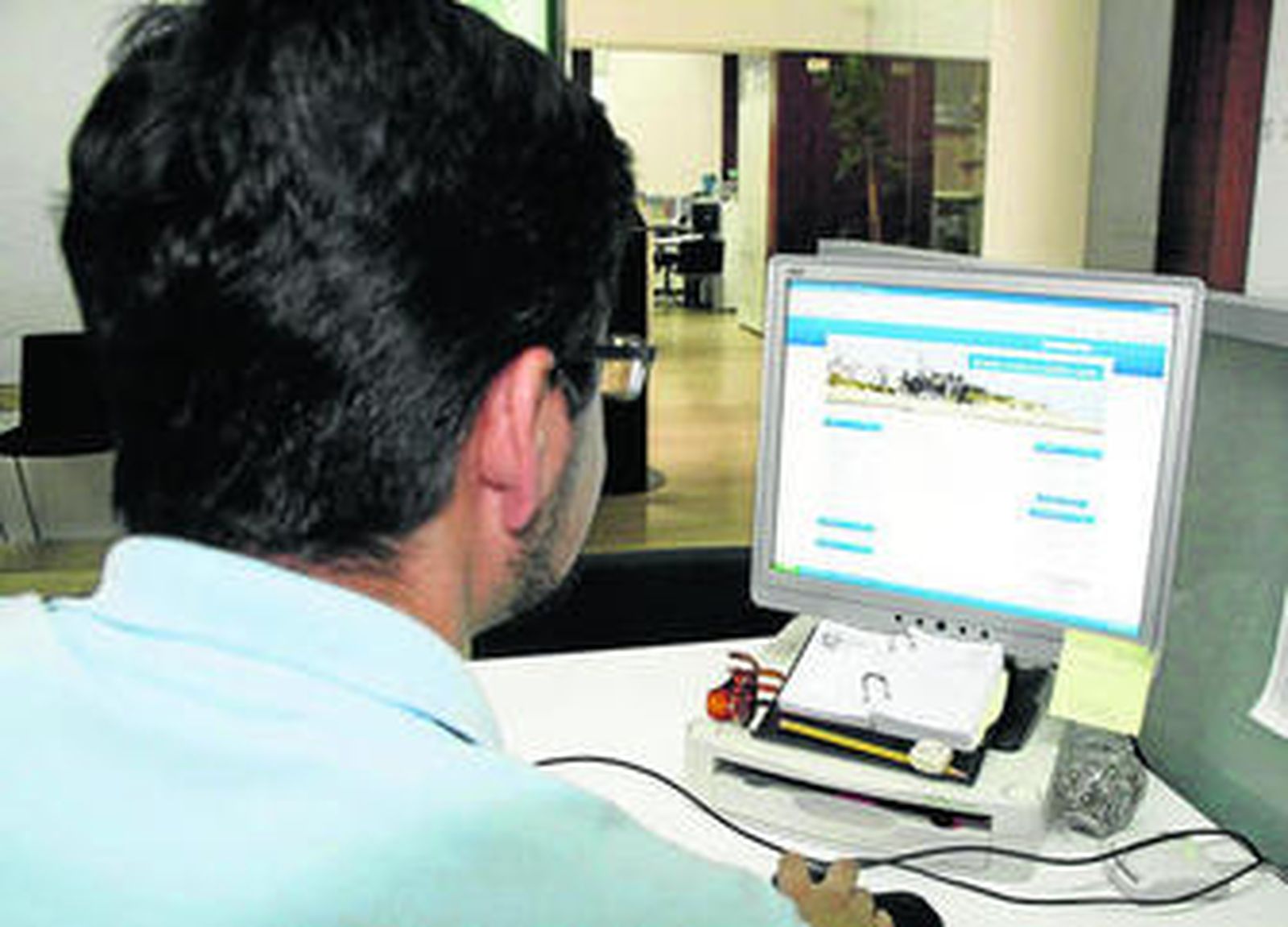 Un usuario visita la nueva plataforma interactiva.