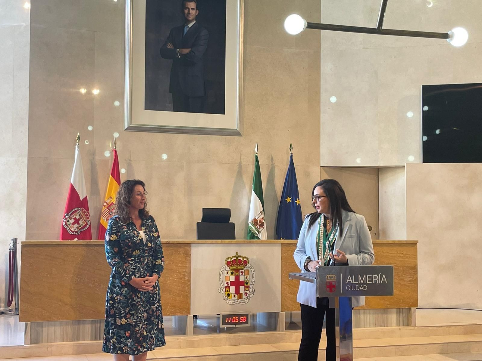 María del Mar Vázquez, alcaldesa de Almería, y Estrella Moreno, del restaurante El Copo.