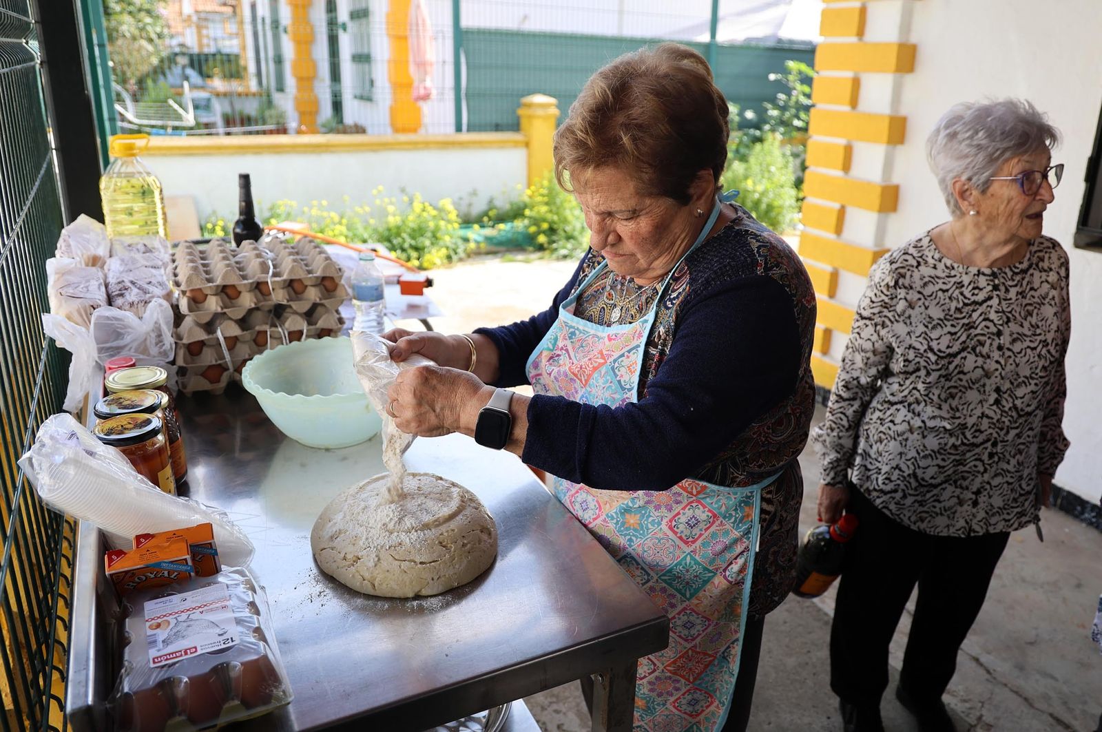 Imágenes de la elaboración de dulces de Cuaresma por los vecinos del Barrio Obrero