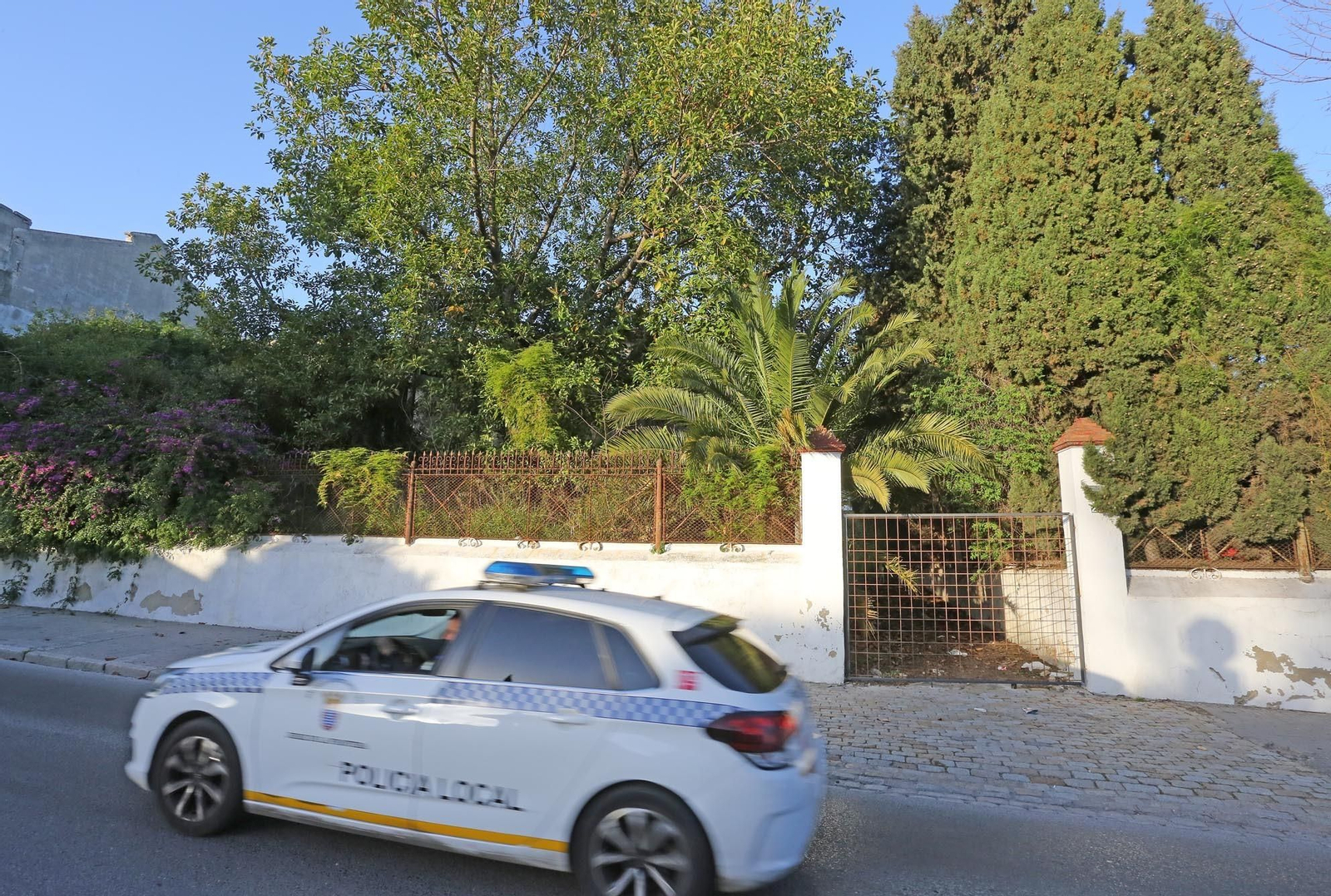 Un vehículo de la Policía Local, a su paso por calle Taxdirt.
