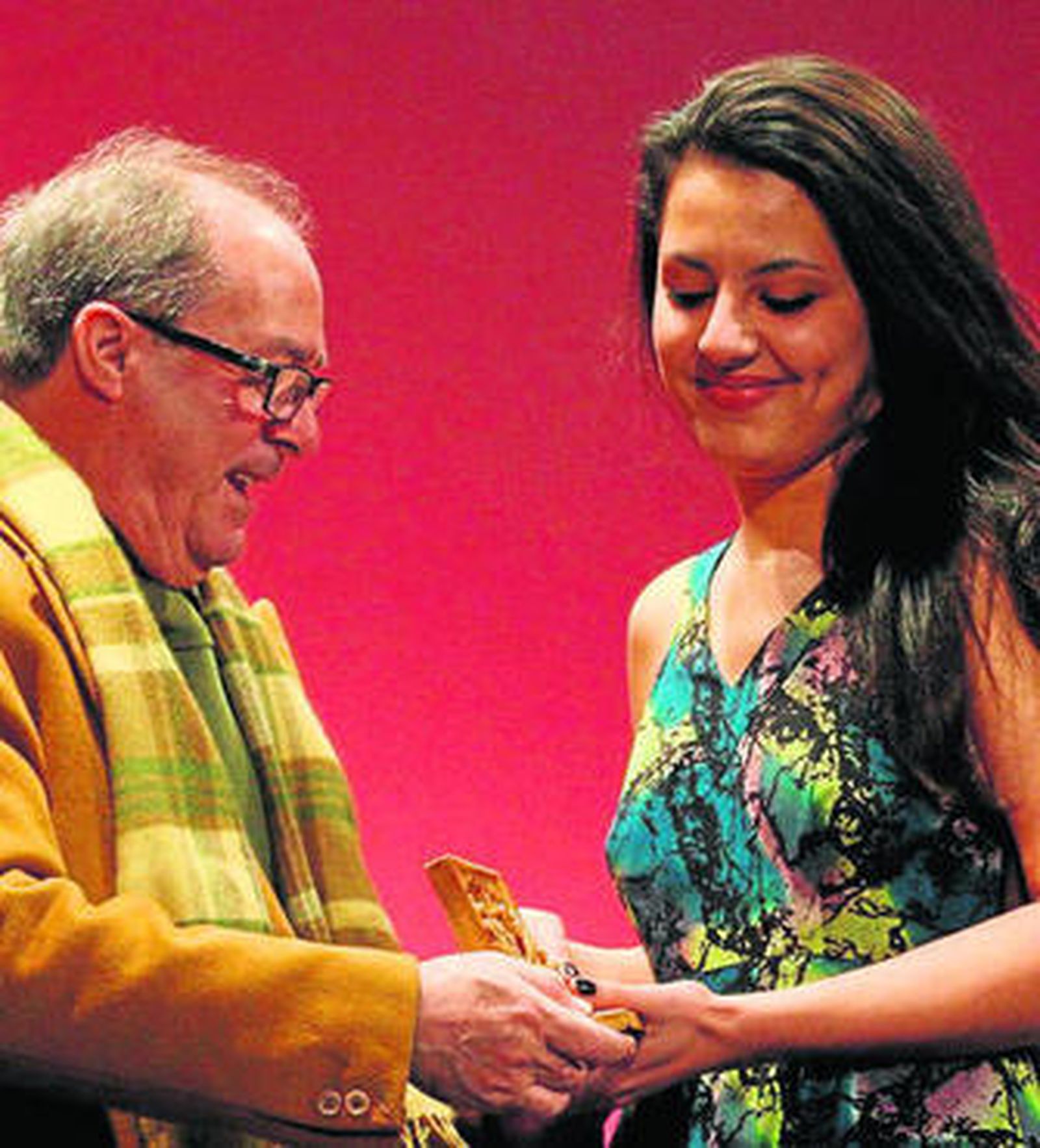 La actriz Claudia Farreny recoge el premio al mejor corto.