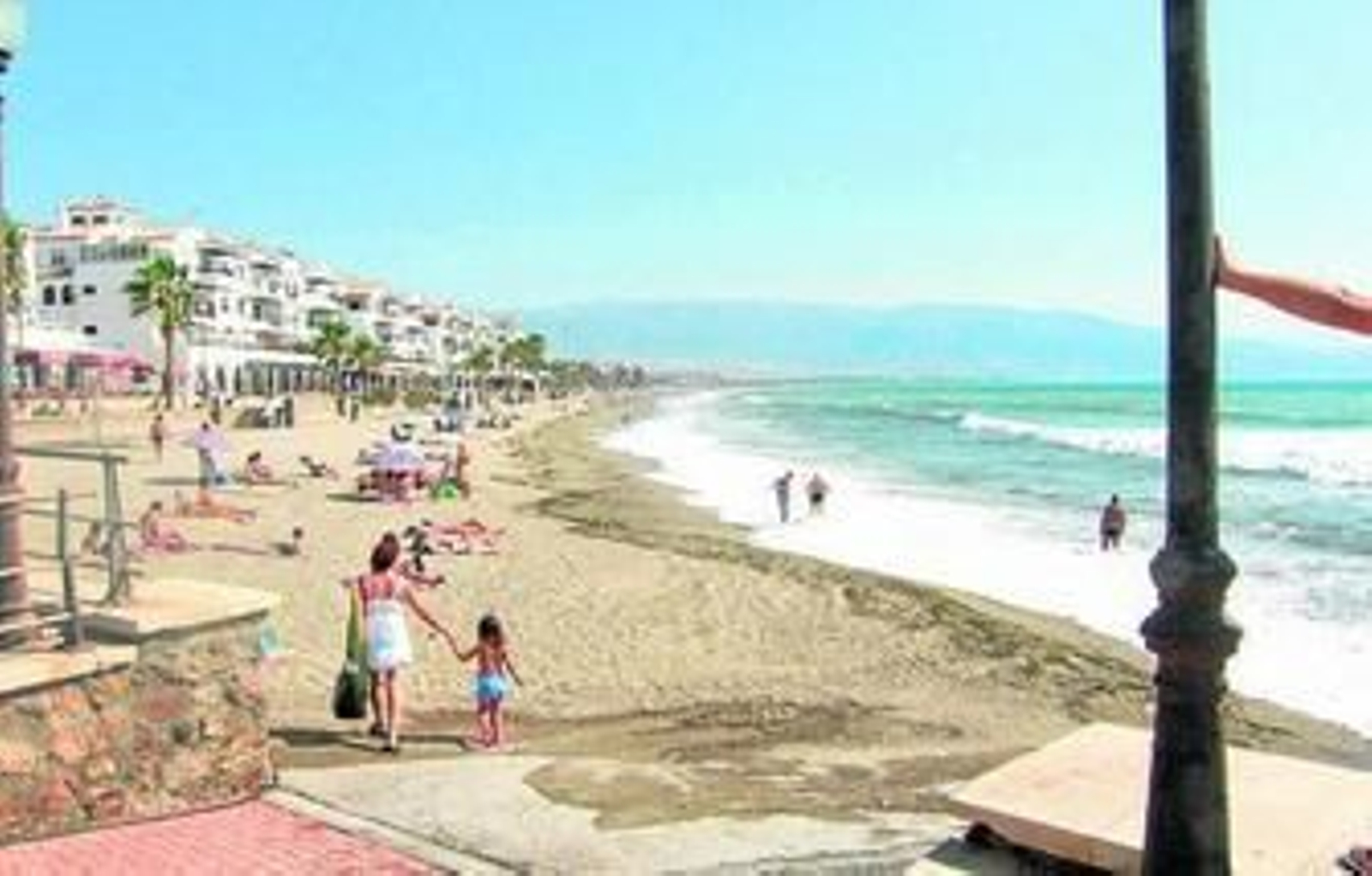La playa de La Romanilla es una de las que cuentan con cámaras para comprobar su estado.