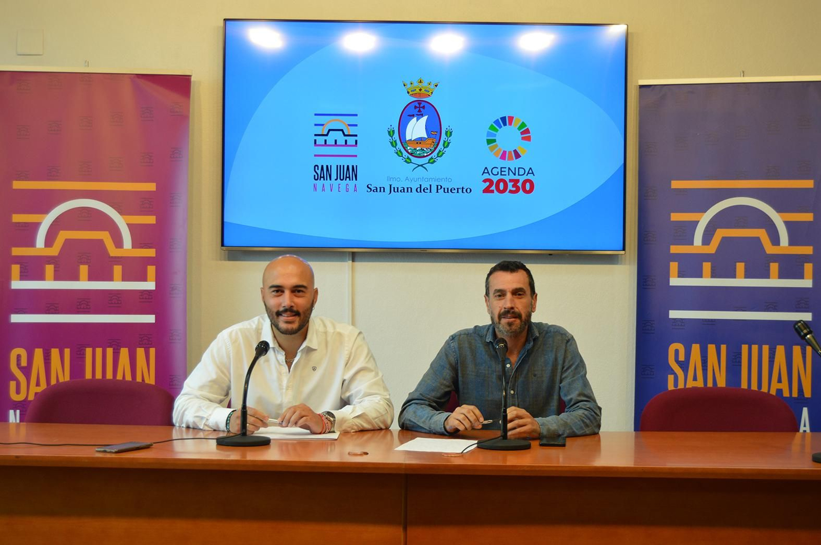 Los concejales Miguel Beltrán y Horacio Valverde presentan la campaña “Compra en tu pueblo 2024”.
