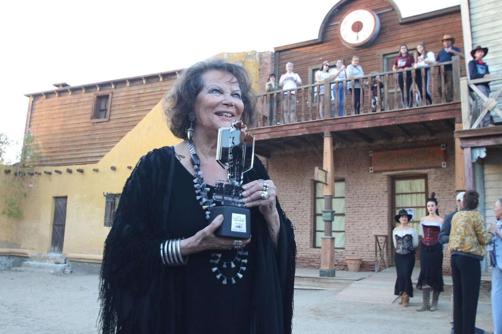 Claudia Cardinale recibiendo un homenaje en el Almería  Western Film Festival.