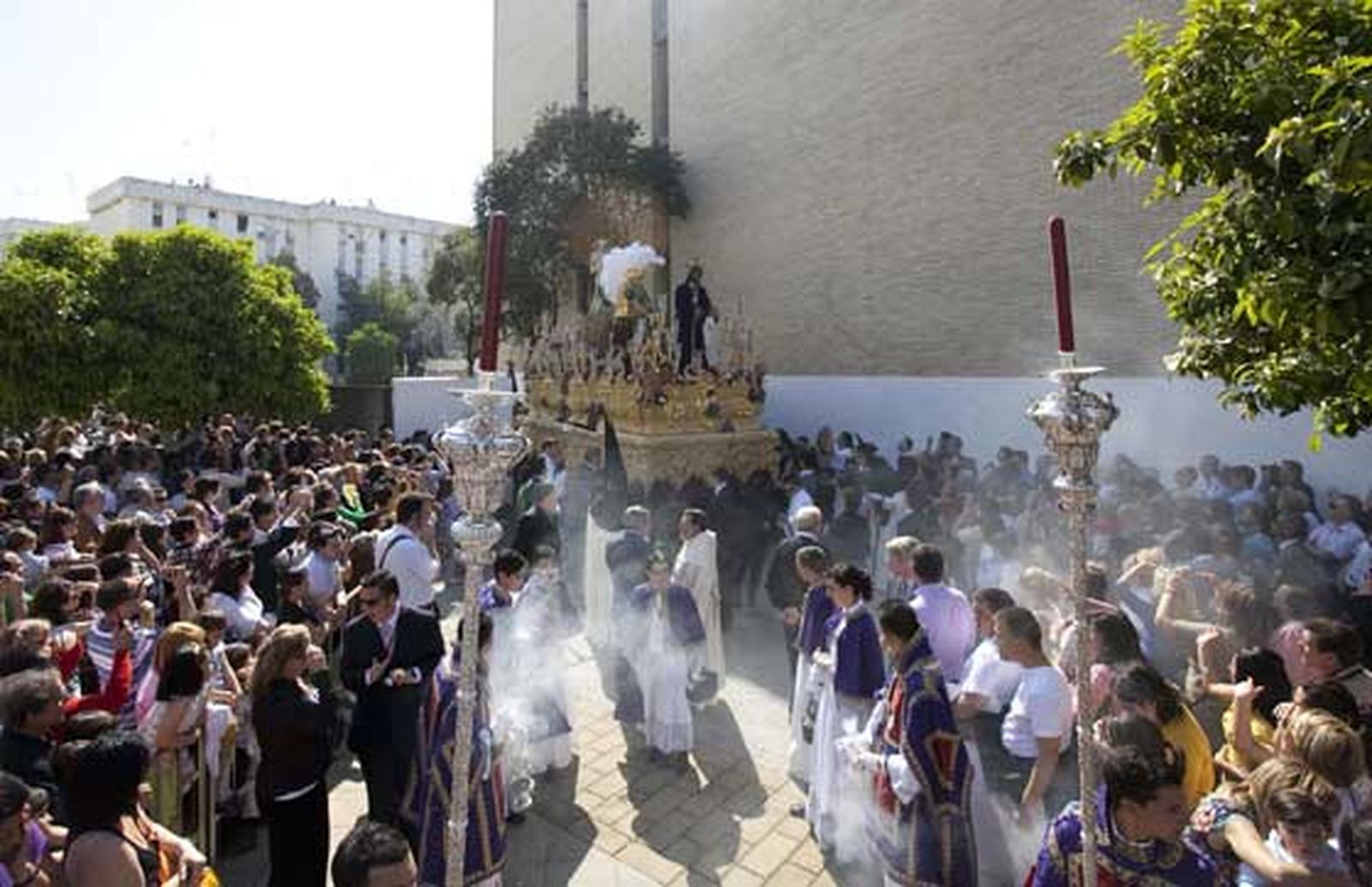 La tradicional nube de incienso cubre el paso de Misterio al fondo.

Foto: Jaime Martínez