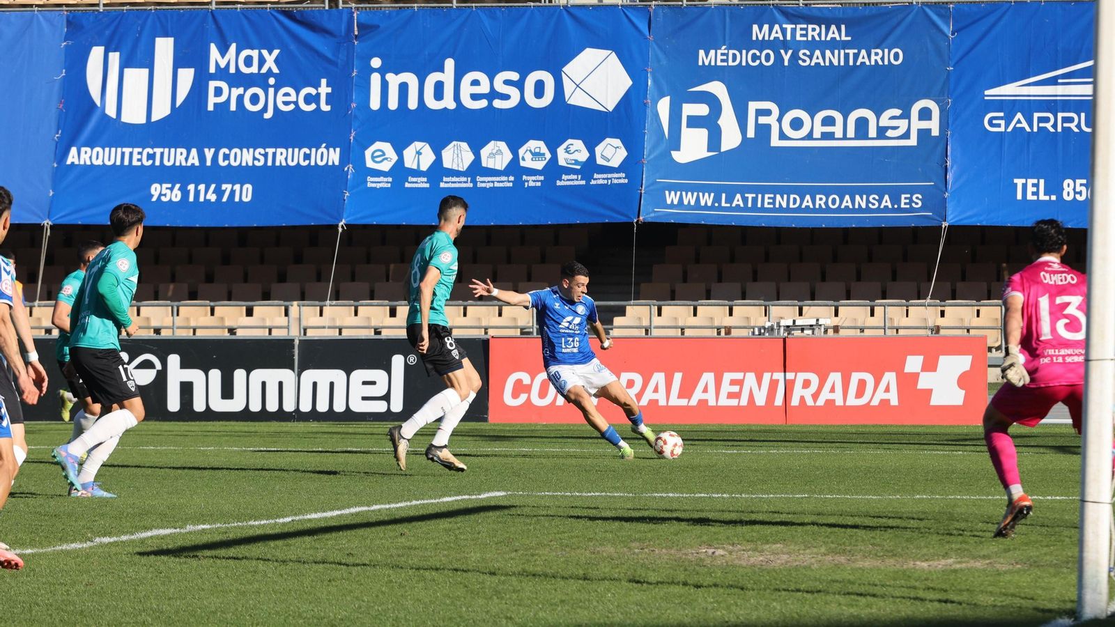 Sergio García repitió titularidad pegado a la izquierda y estrelló un balón en el palo.