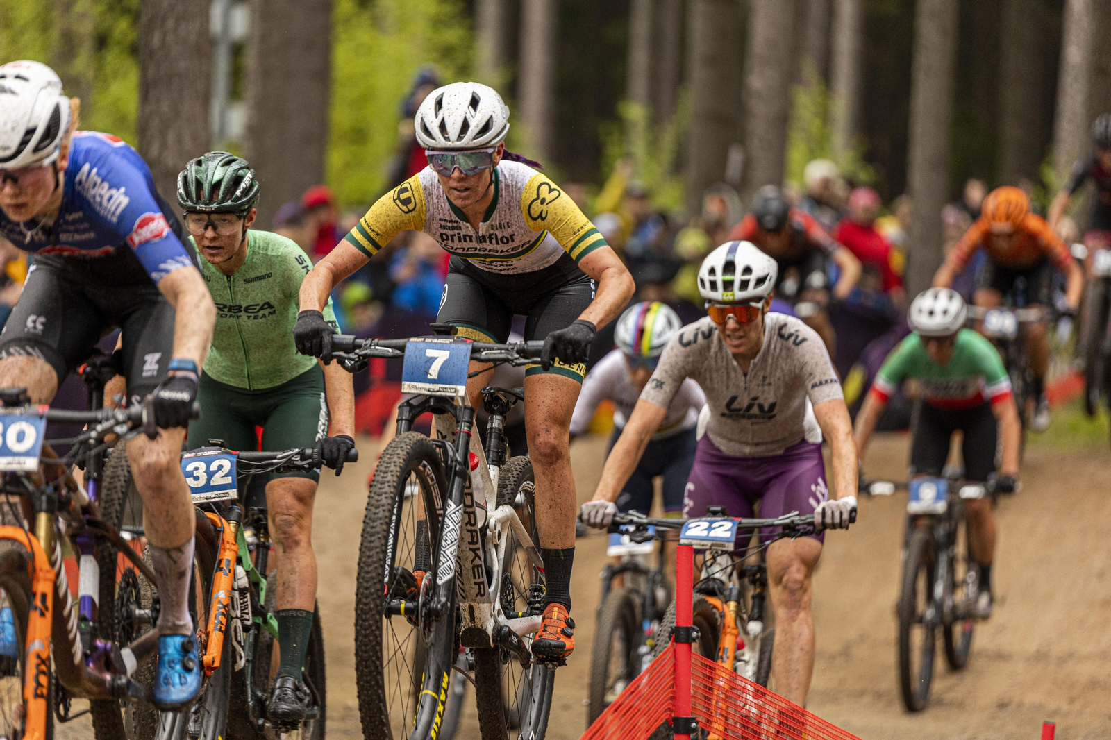 Bec Henderson durante su participación en el estreno de la UCI MTB World Series.