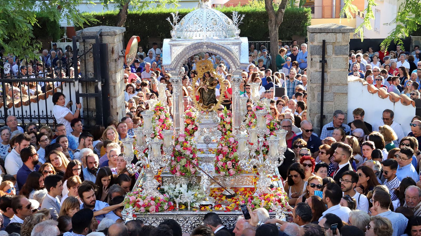 La Virgen de la Cinta en su última bajada en 2019, a su llegada al Obispado de Huelva.