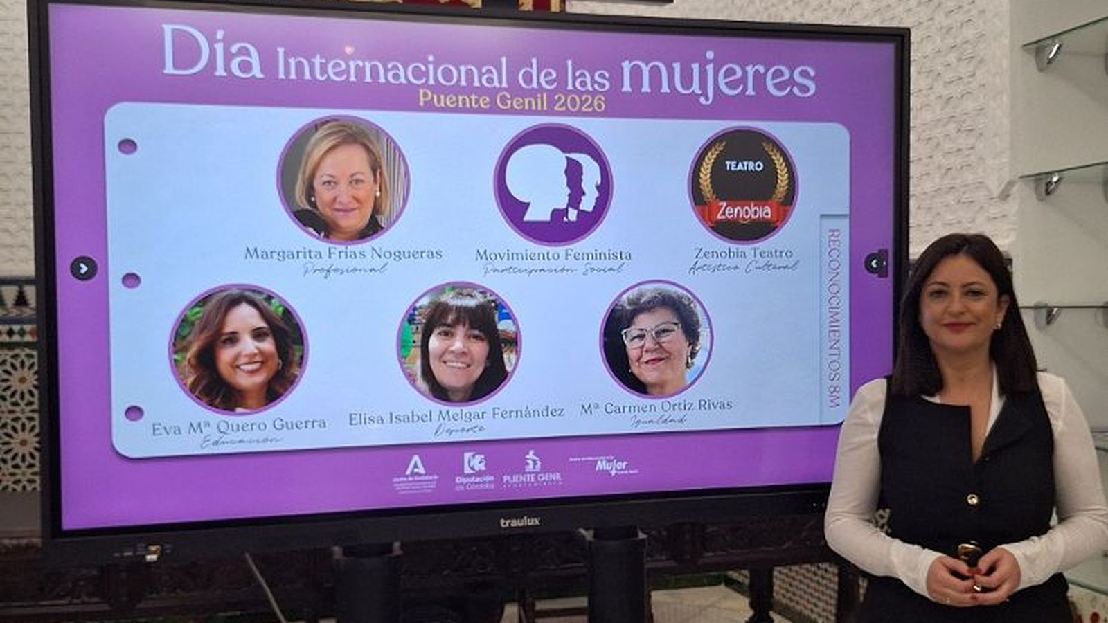 La concejala Asunción César, tras anunciar la lista de galardonadas.