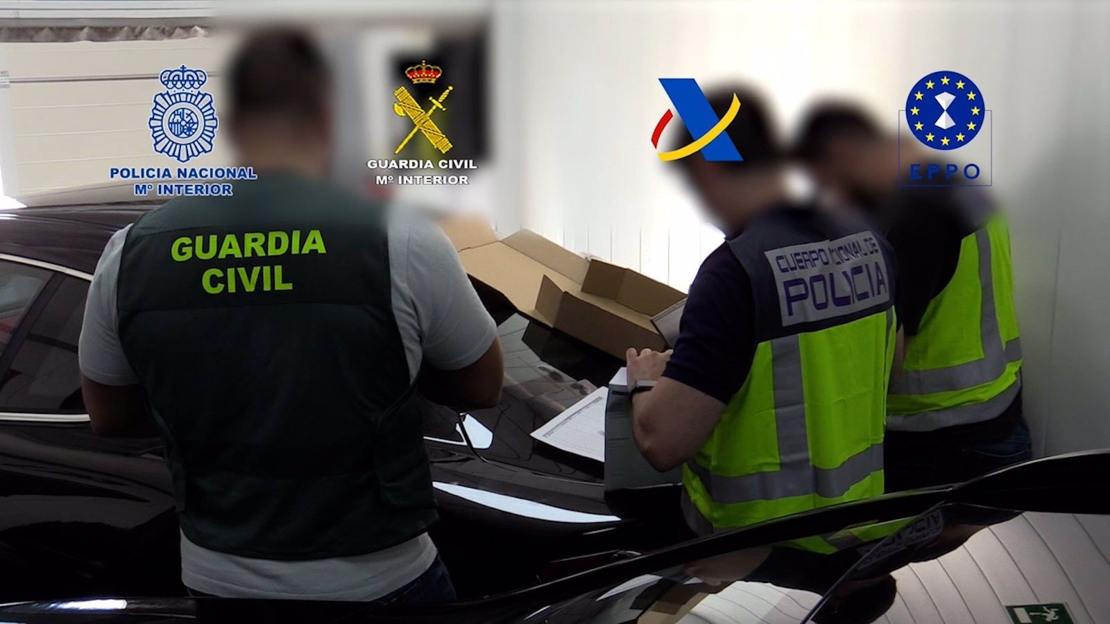 Agentes de la Guardia Civil y la Policía Nacional durante la operación.