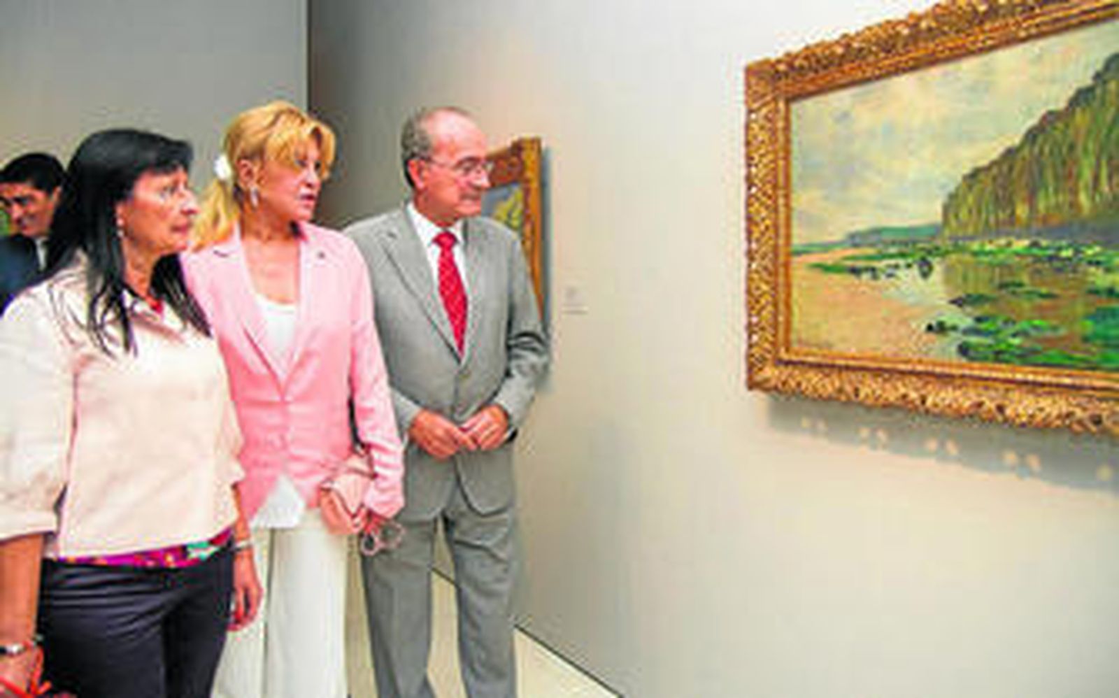 La baronesa Carmen Thyssen; el alcalde, Francisco de la Torre; y Elisa Durán, de la Fundación La Caixa, junto a 'Marea baja en Varengeville', de Monet.