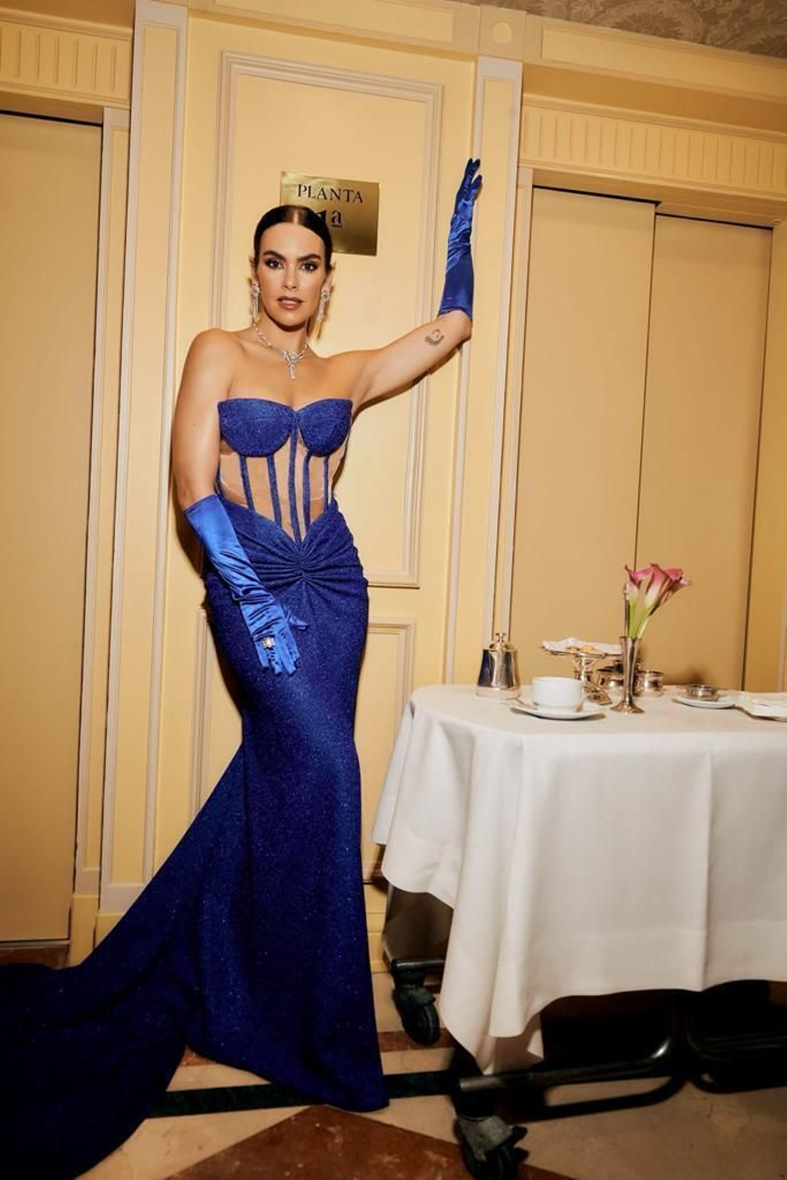 El vestido de Cristina Pedroche para promocionar las campanadas en un editorial de la revista Hola