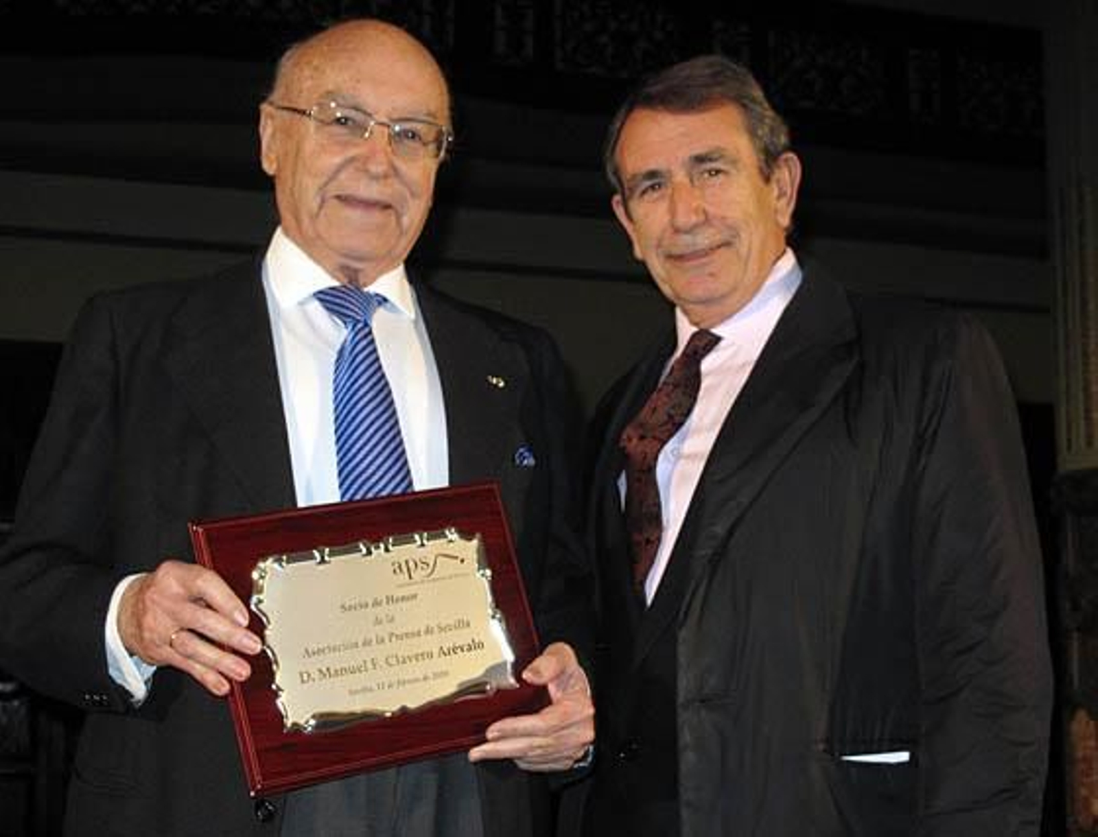 Manuel Clavero Arévalo, nuevo socio de honor de la APS, con el vicepresidente de ésta, Juan Teba.

Foto: Victoria Ramírez