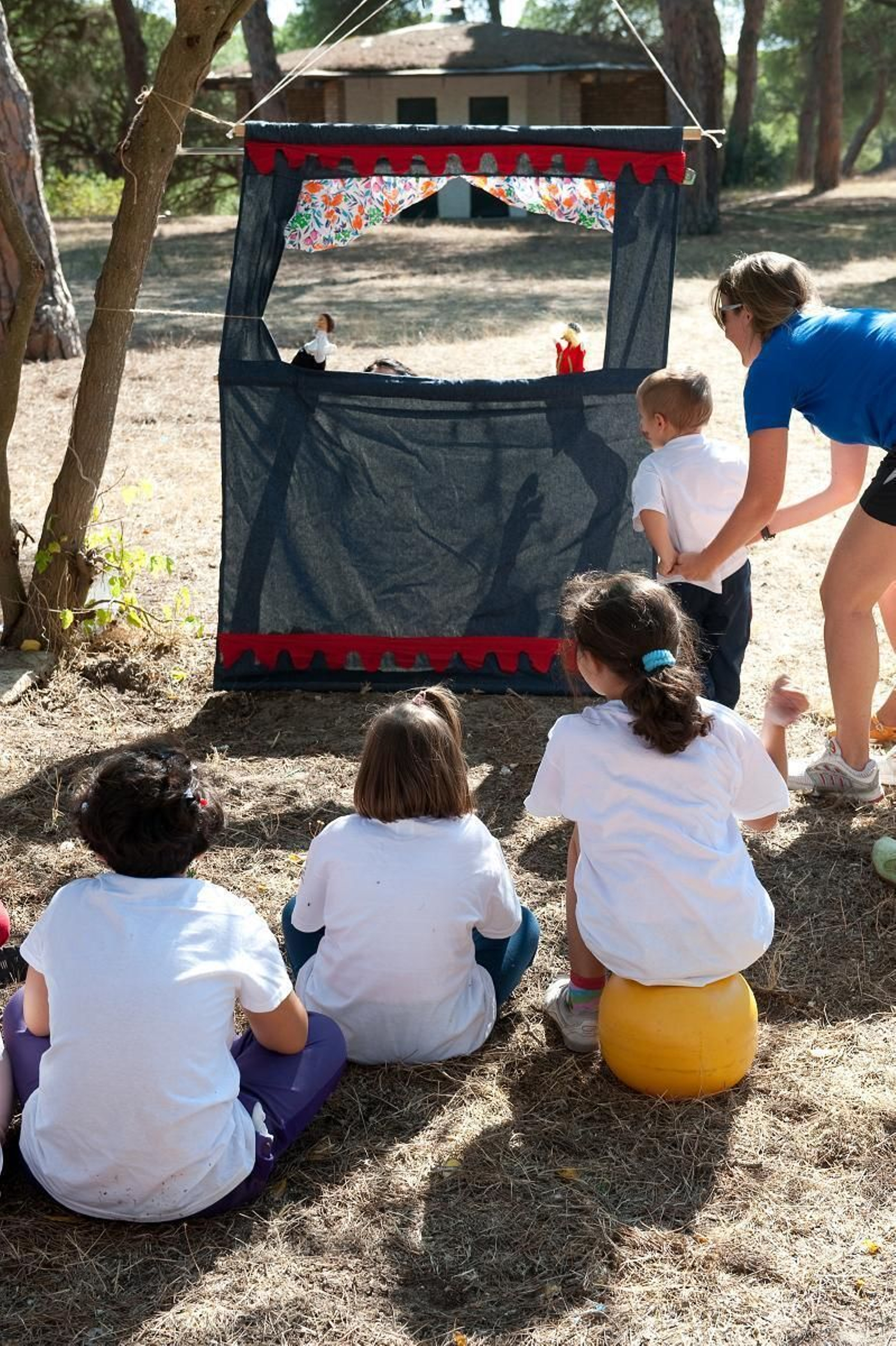 Unos niños durante una actividad.