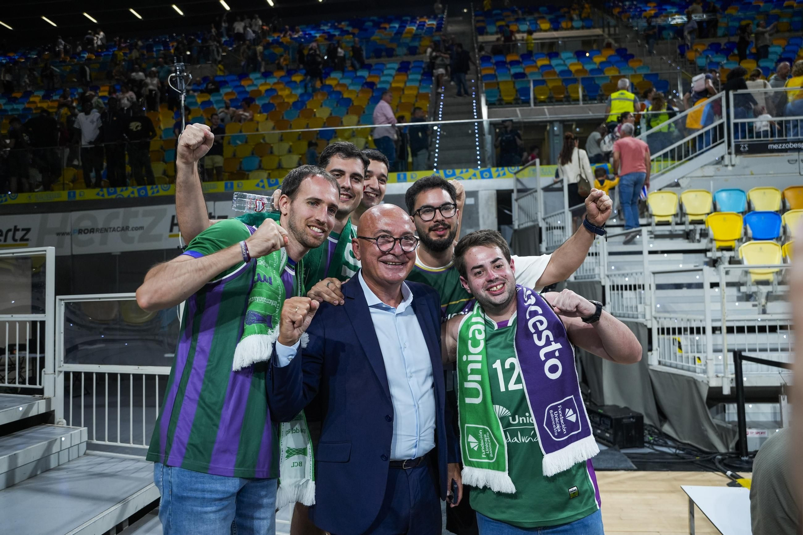 López Nieto, con varios aficionados.