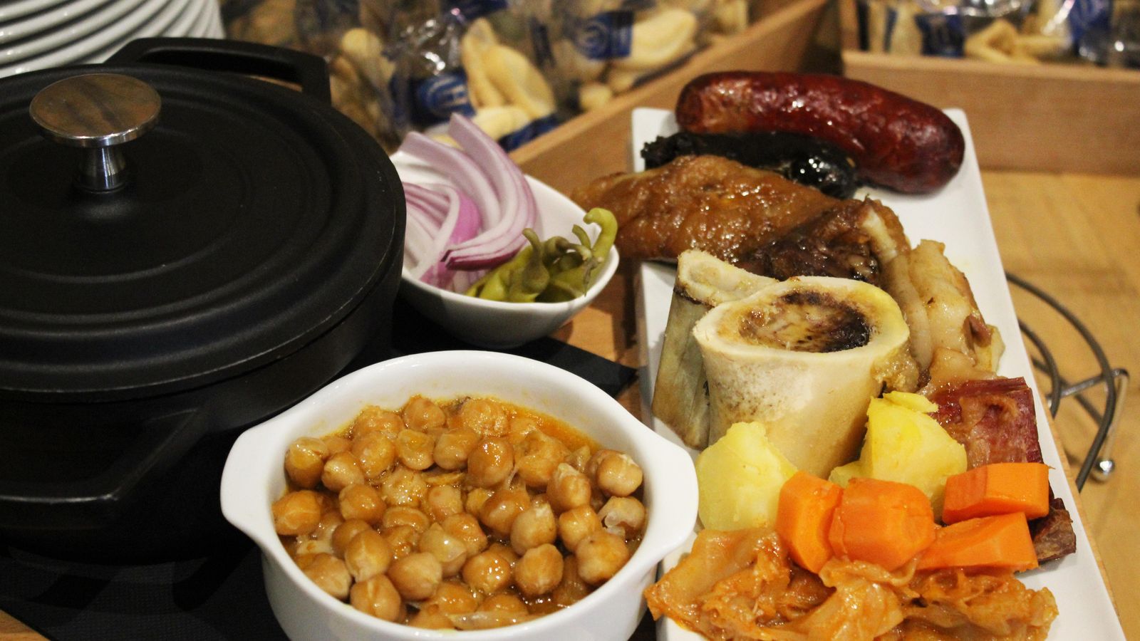 Plato de cocido madrileño en la nueva carta de invierno del Hotel Jerez.