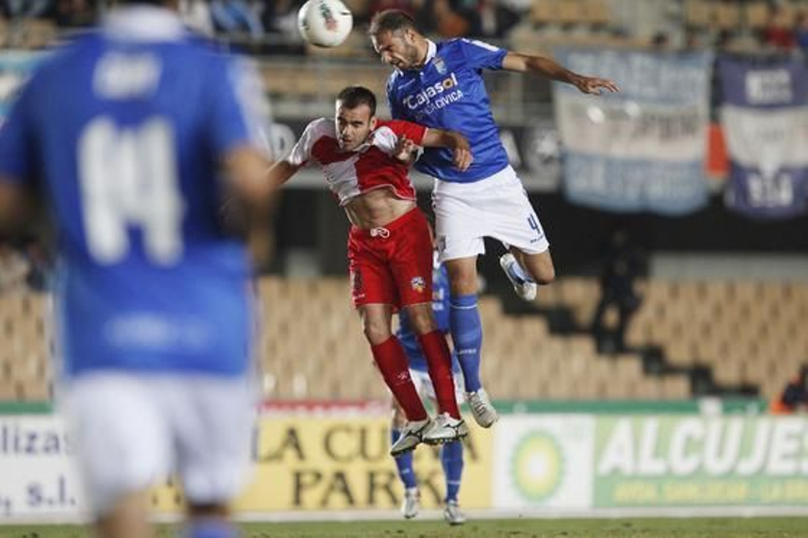 Lombán salta con firmeza ante un contrario en un lance del encuentro. 

Foto: Juan Carlos Toro