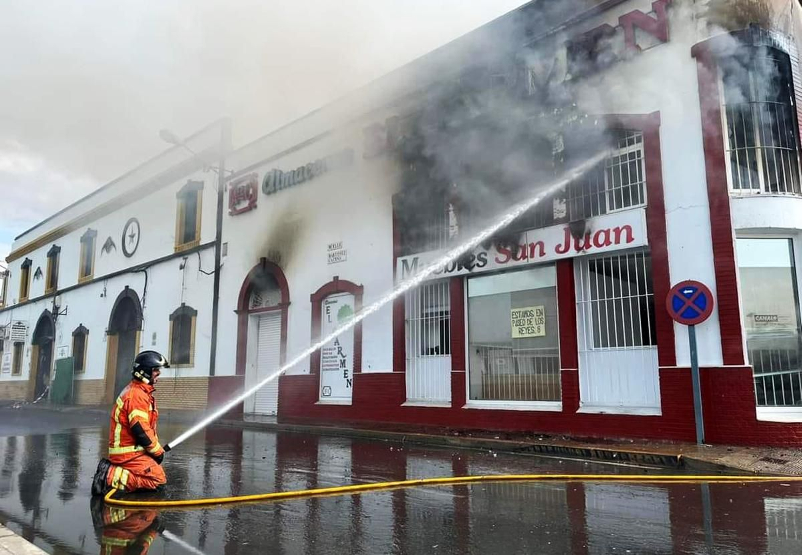 Así han quedado las naves industriales del polígono pesquero de Isla Cristina tras el incendio Así han quedado las naves industriales del polígono pesquero de Isla Cristina tras el incendio