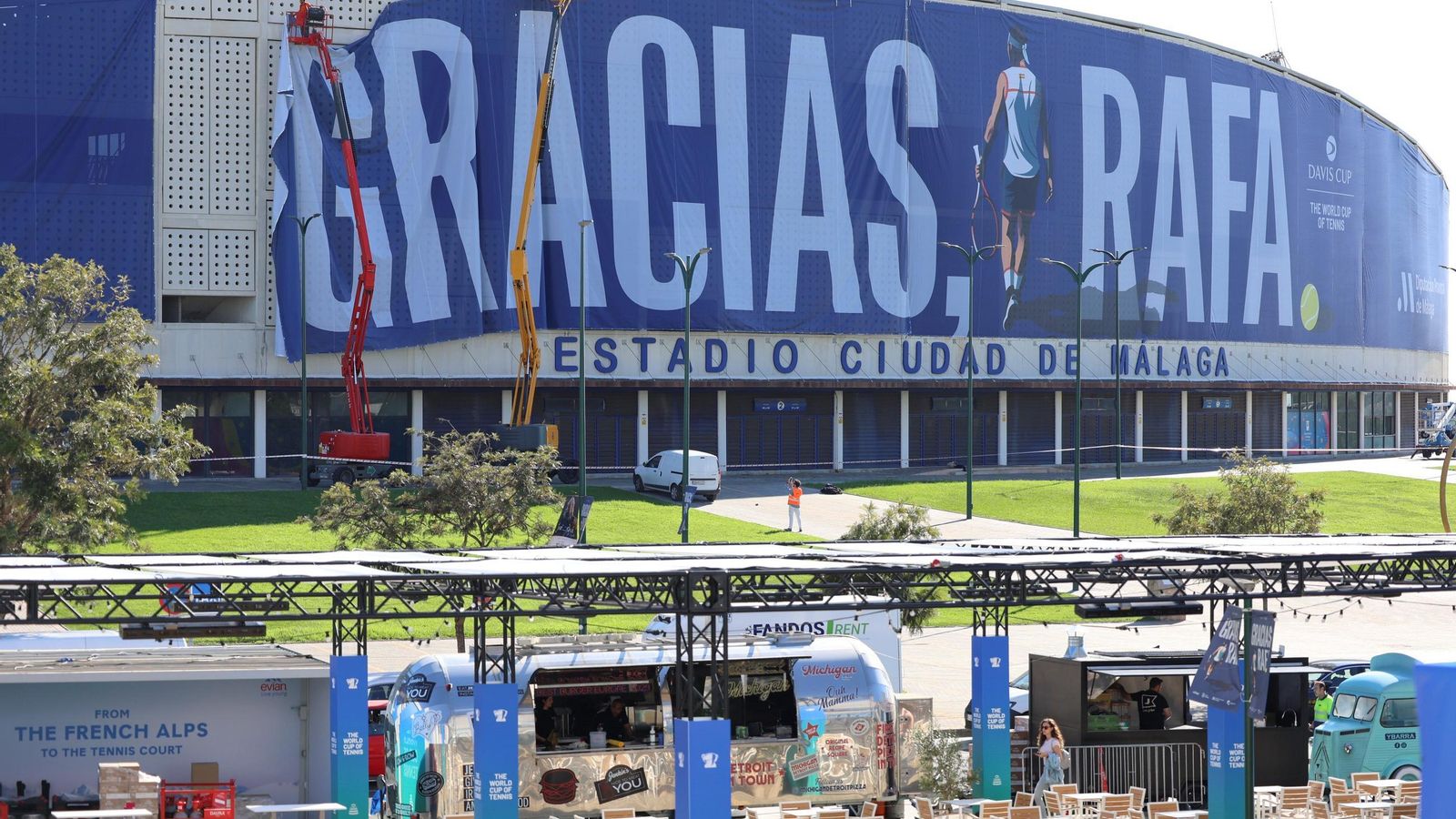 La pancarta de homenaje a Rafa Nadal en el Ciudad de Málaga, en imágenes