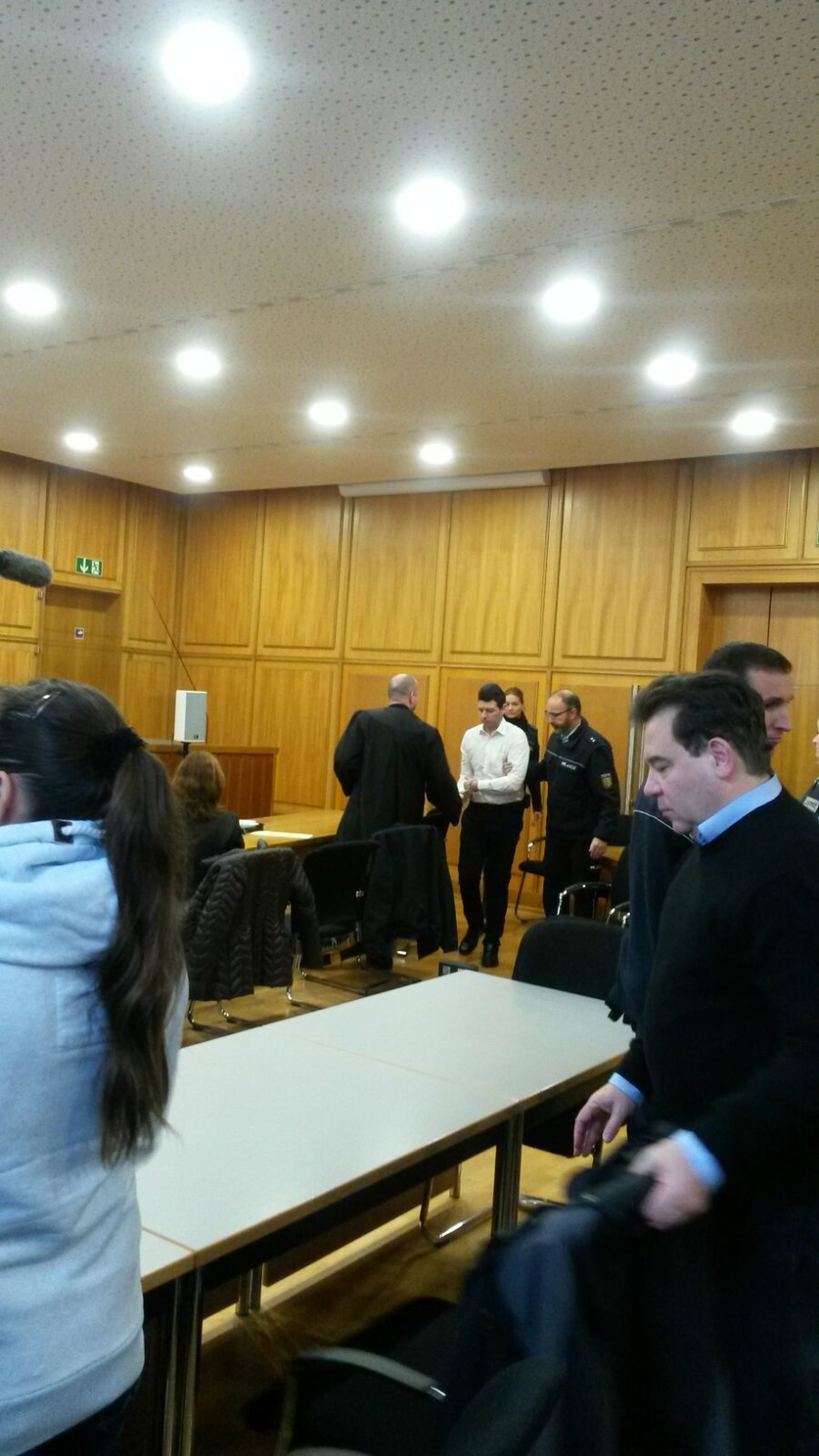 Sergio Oliva, con camisa blanca y esposado, en el último día del juicio