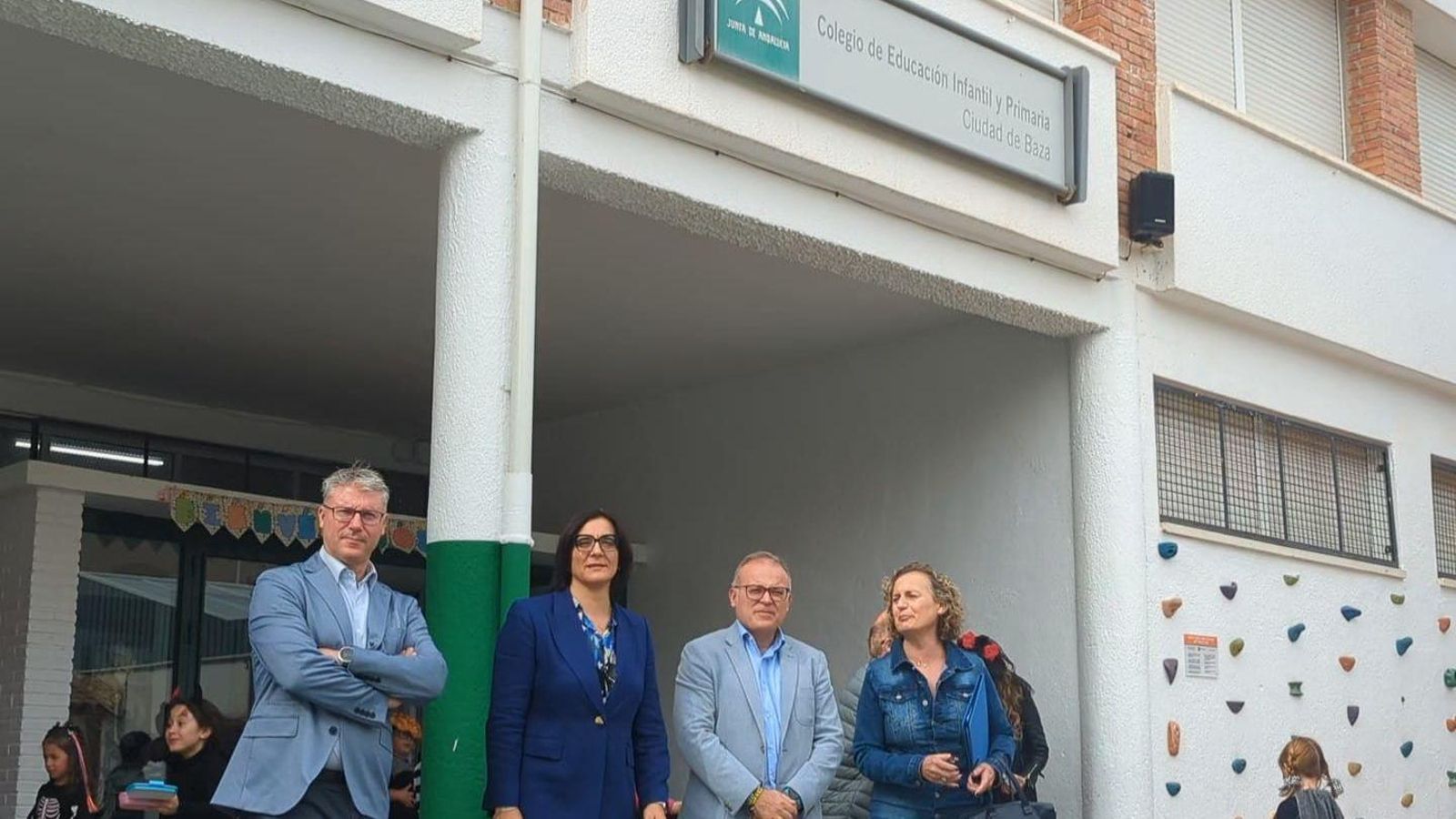 La delegada María José Martín, junto al alcalde de Baza, Pedro Justo Ramos, en el CEIP ‘Ciudad de Baza’