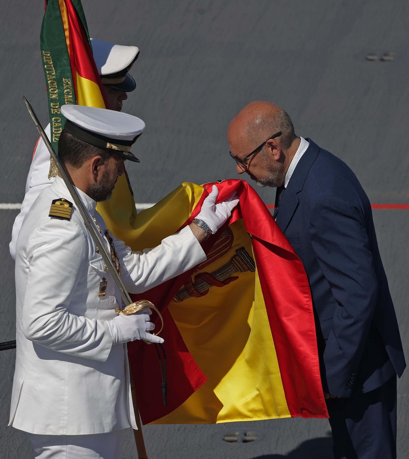 Fotos de la Jura de Bandera para personal civil a bordo del Buque de Asalto Anfibio 'Castilla' en Algeciras