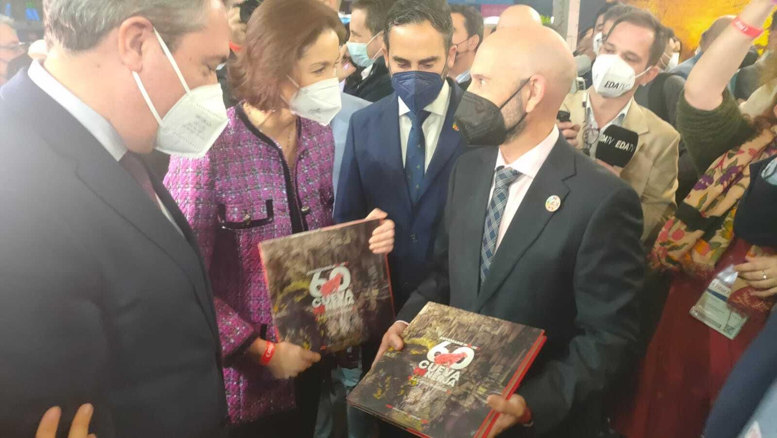 La ministra de Industria, Comercio y Turismo, Reyes Maroto, recibe un libro de la Fundación Cueva de Nerja.