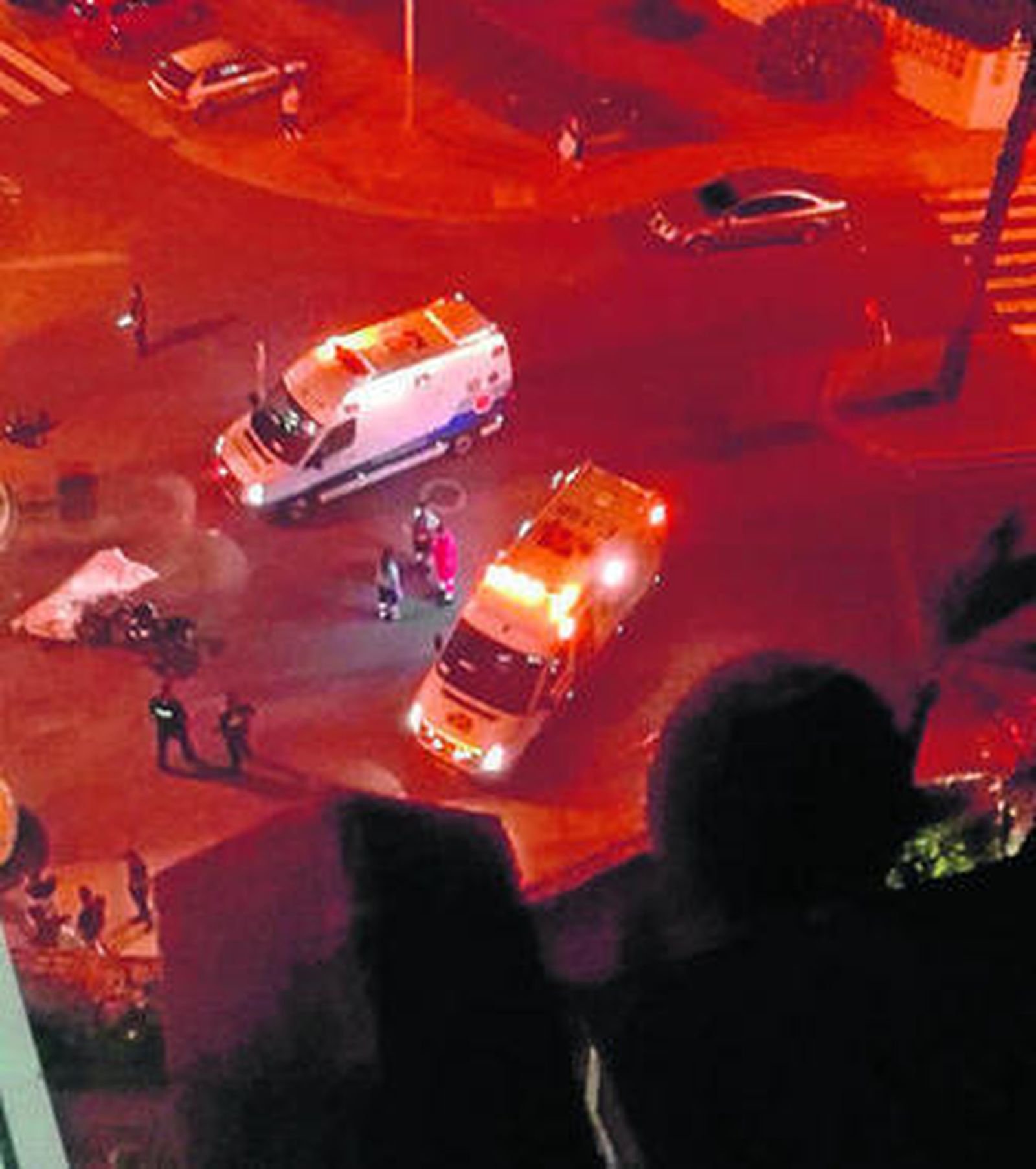 Sanitarios y policías en el lugar del accidente.