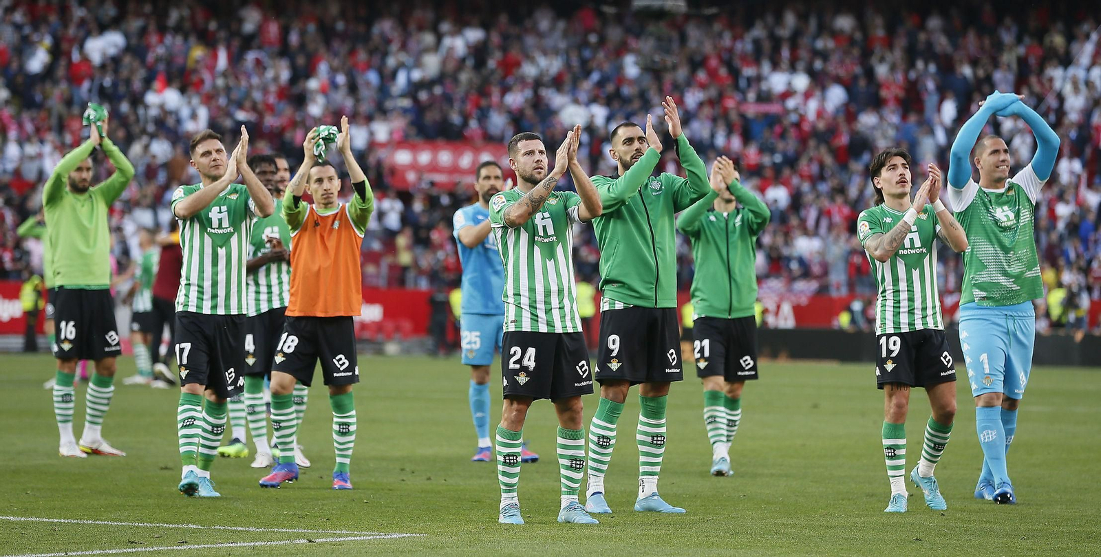 Los jugadores del Betis se despiden de los aficionados verdiblancos que estuvieron presentes en el derbi del pasado domingo.