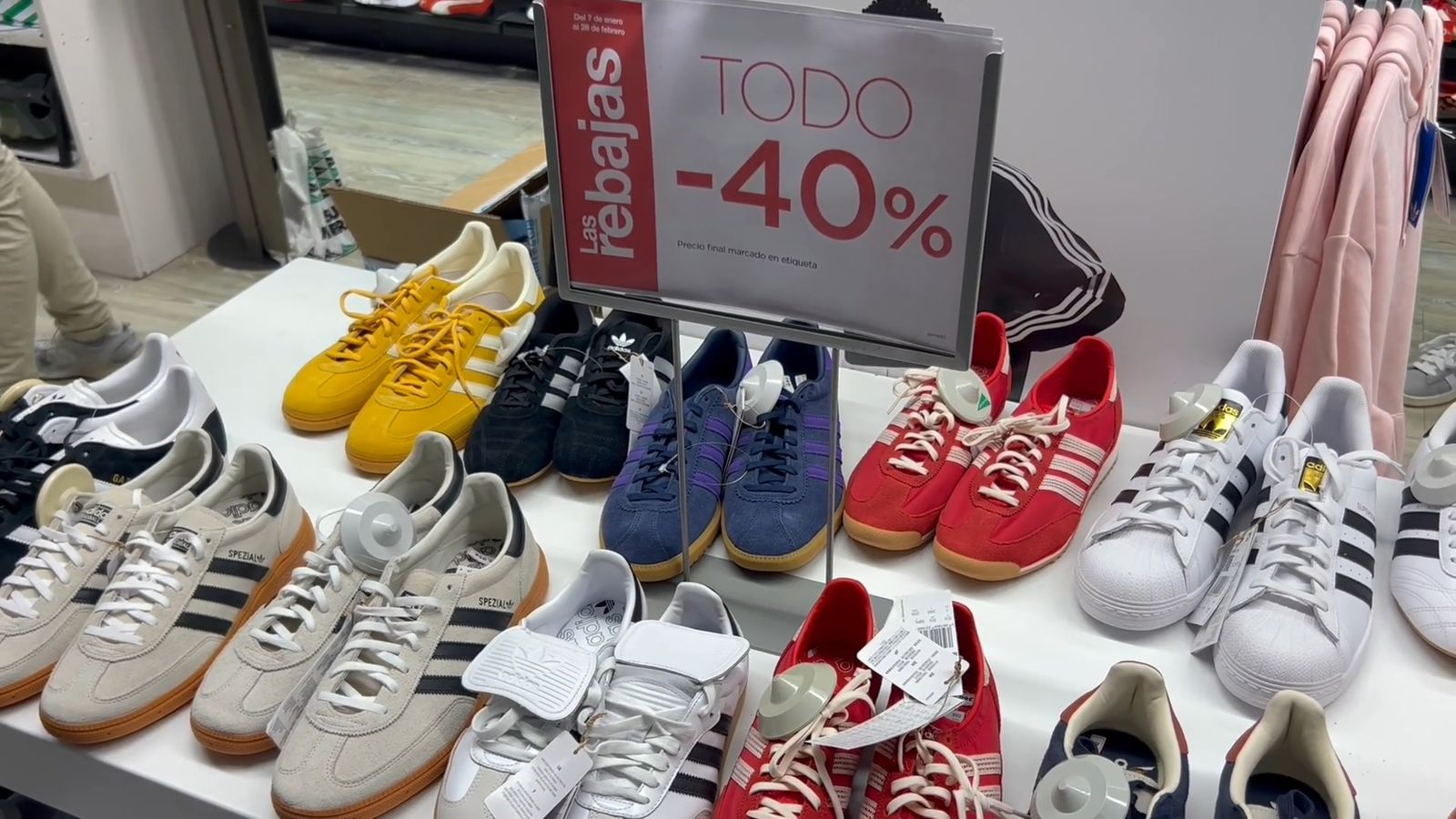 Entrada de público el primer día de rebajas de invierno