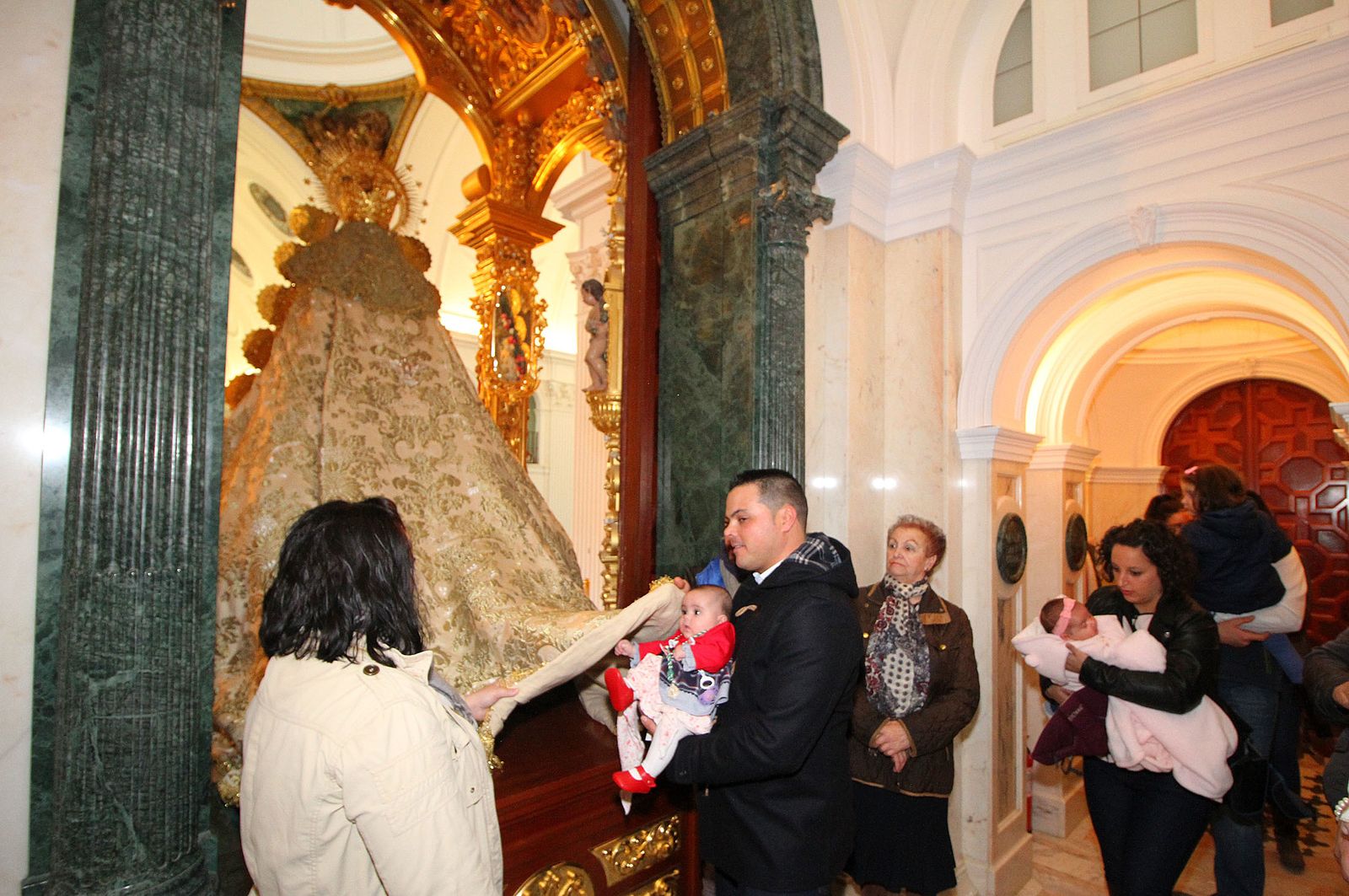 El Rocío celebra La Candelaria con la presentación de los niños a la Virgen, en imágenes