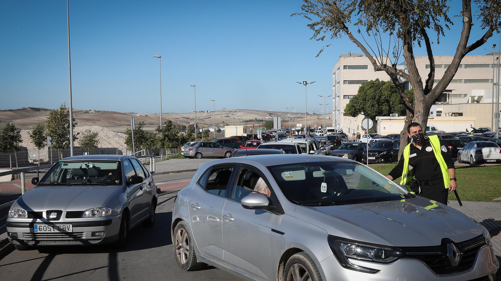 Caos en el Hospital de Jerez por la afluencia masiva de usuarios para hacerse la PCR