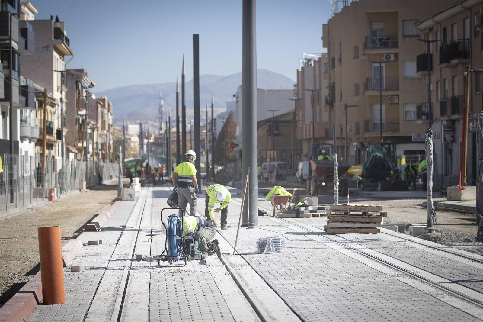Trabajos de colocación del adoquinado entre las vías en la Avenida Poniente de Armilla