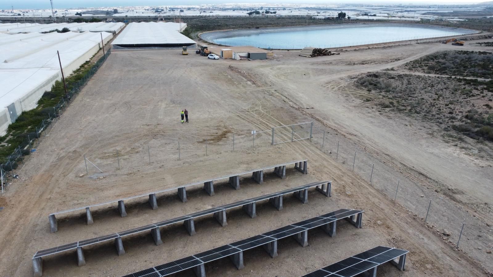 Panorámica con actual balsa de Los Capeles y a la derecha parcela donde se construirá la nueva balsa de Las Viudas II.