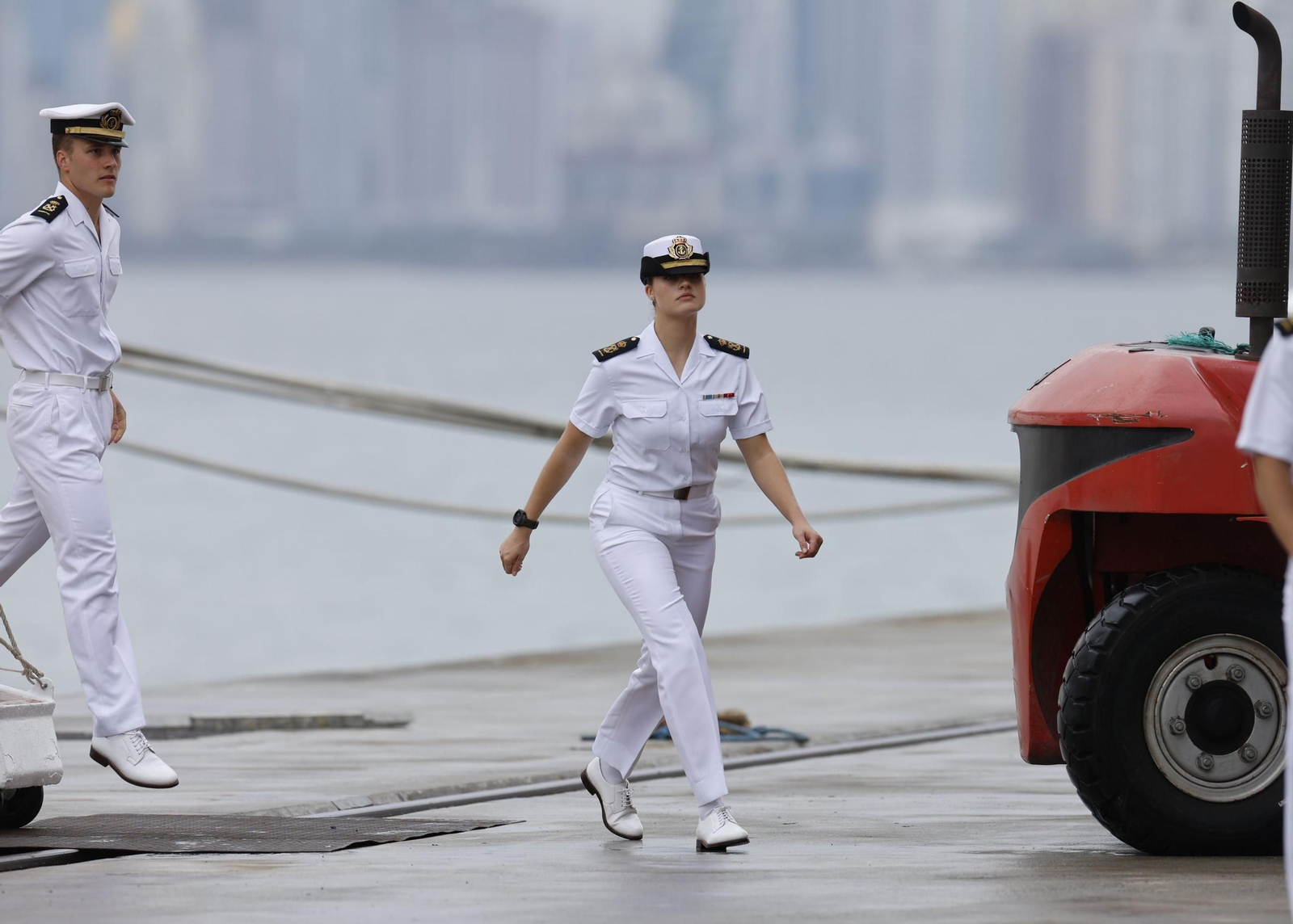 Las imágenes del rencuentro de la reina Letizia y la Princesa Leonor en el atraque del 'Elcano' en Panamá