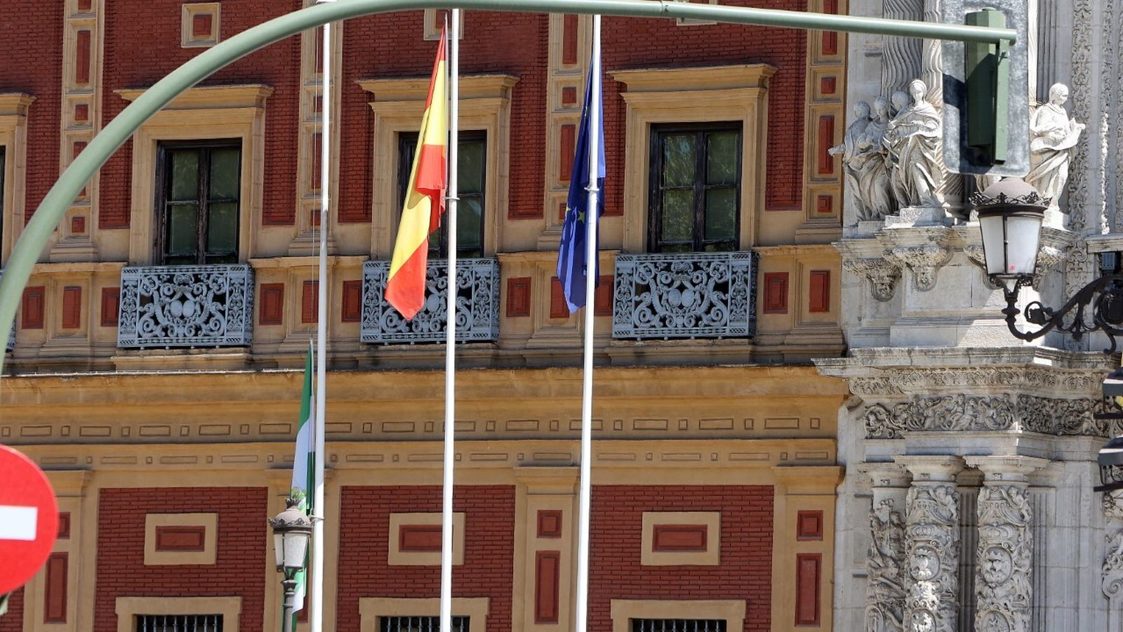 Las banderas a media asta, ayer, en el Palacio de San Telmo.