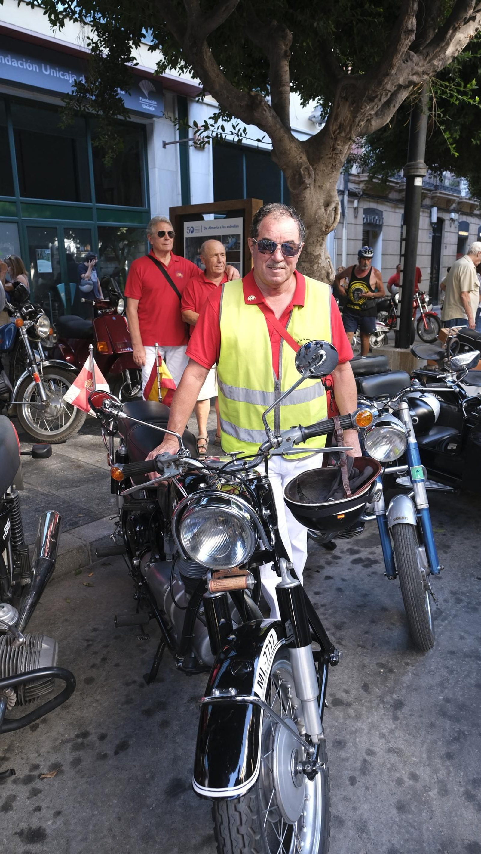 Las motos antiguas dan brillo a la Feria de Almería