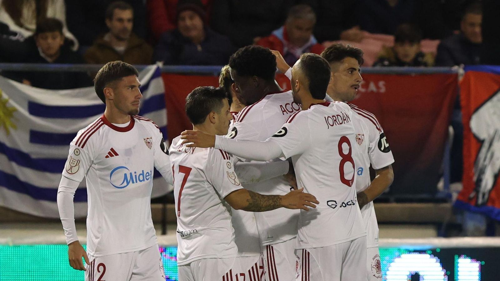 Los sevillistas celebran uno de sus dos goles al Extremadura.