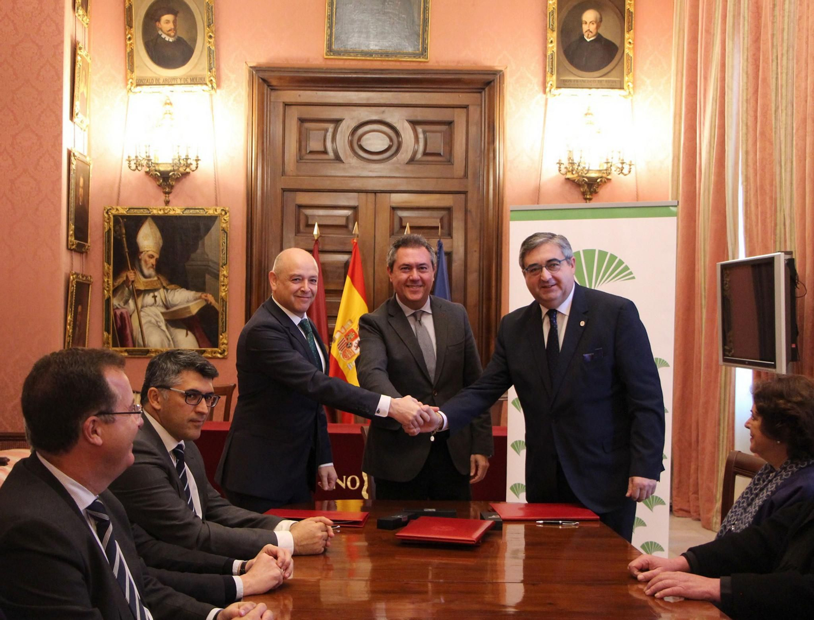 De izquierda a derecha de pie, el director de Relaciones  Institucionales de Unicaja Banco,  Fernando Ríos;  el  alcalde Juan Espadas y el Hermano Mayor  de  La  Hiniesta,  José  Antonio  Romero. Sentados, el director territorial de Andalucía Occidental de Unicaja Banco, José Enrique Gutiérrez (junto a Fernando Ríos) y los concejales Juan Carlos Cabrera y Carmen Castreño.