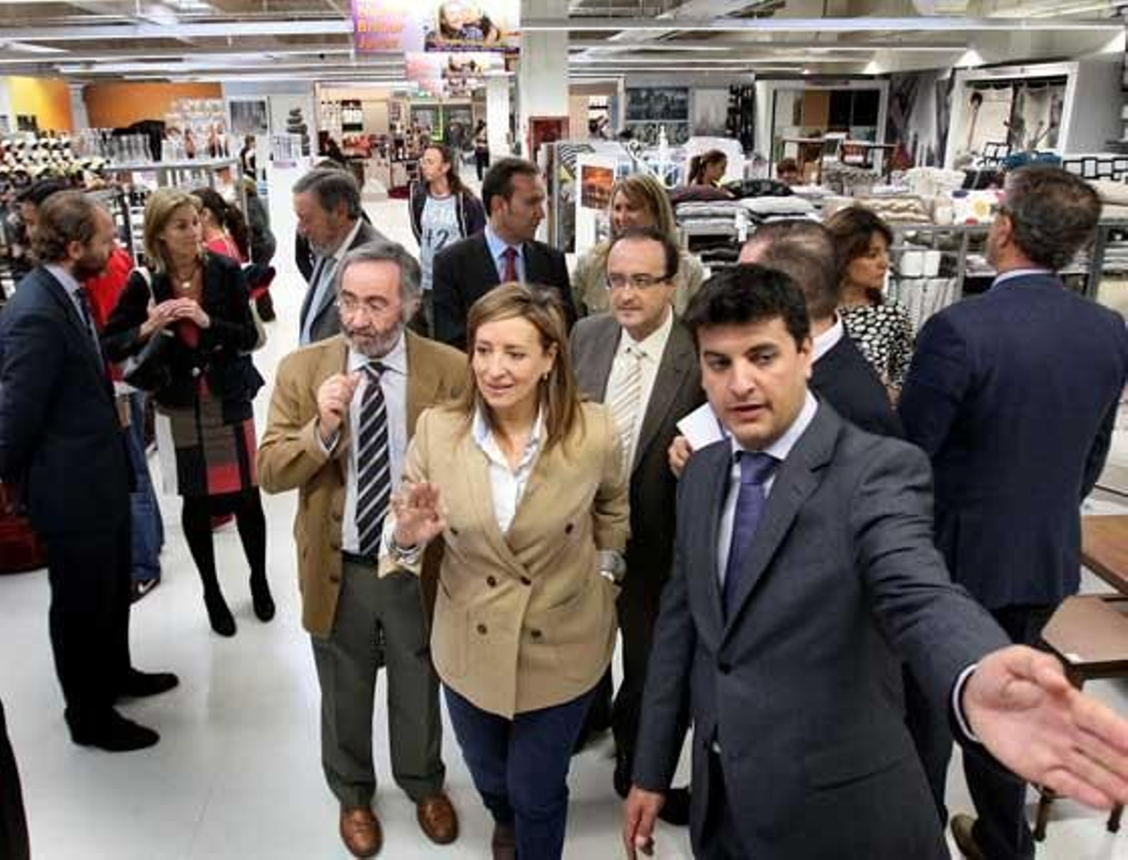 La alcaldesa, Lebrero y Crisol, en la inauguración de Bricor.

Foto: miguel ángel gonzález