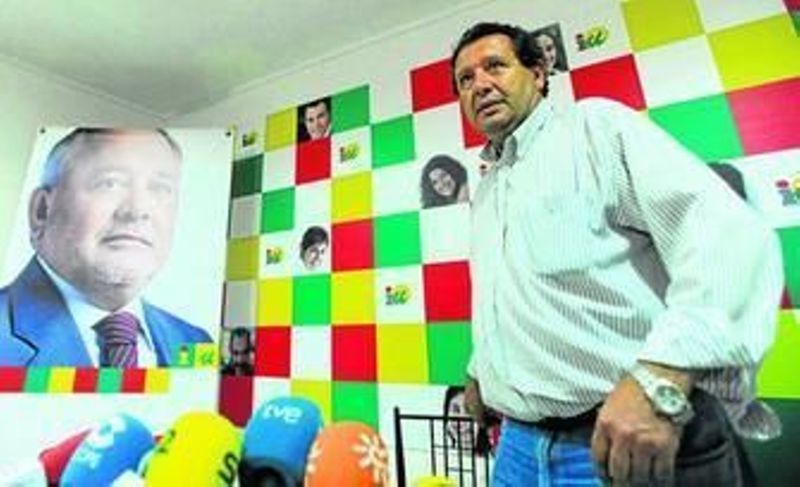 Francisco Martínez, antes de comparecer ante los medios en la noche electoral.