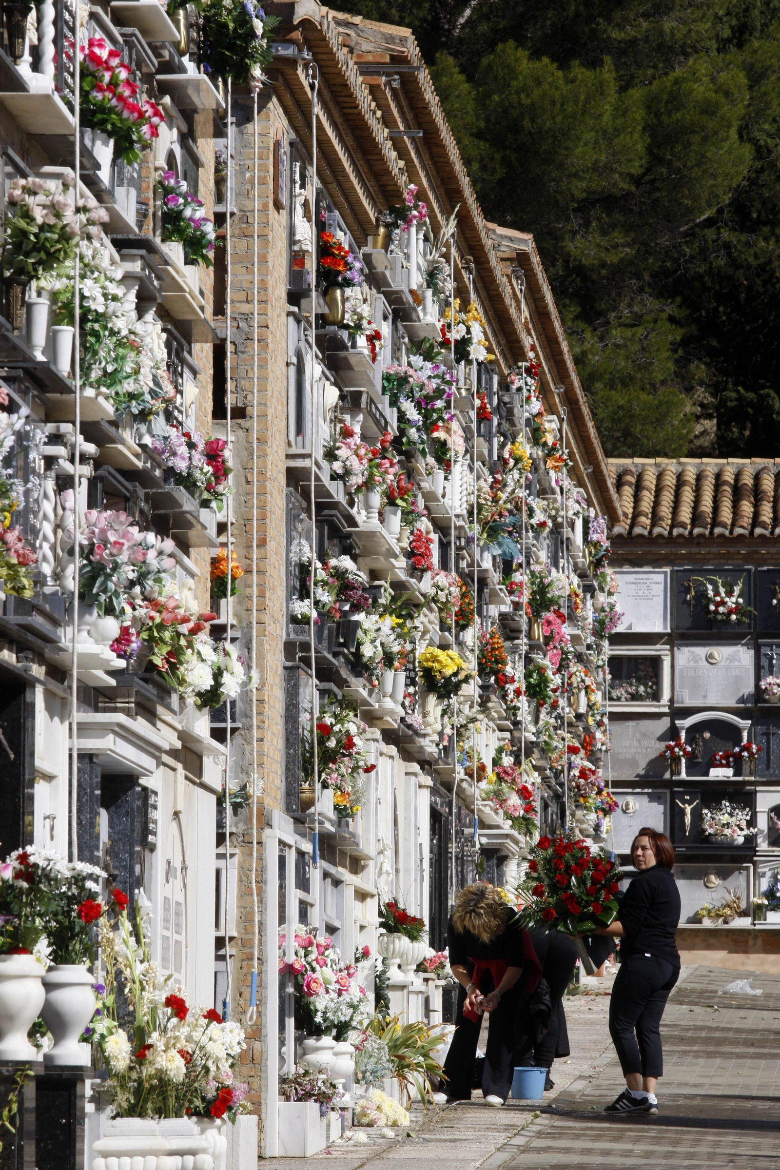 Varios nichos en el cementerio de San José de la capital granadina.