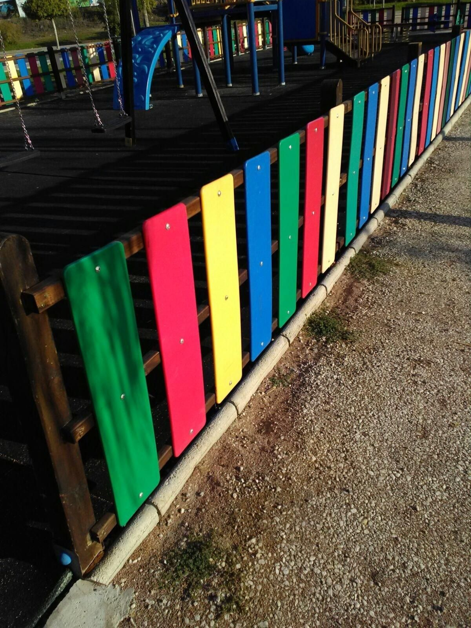 Imagen del vallado de uno de los parques infantiles.
