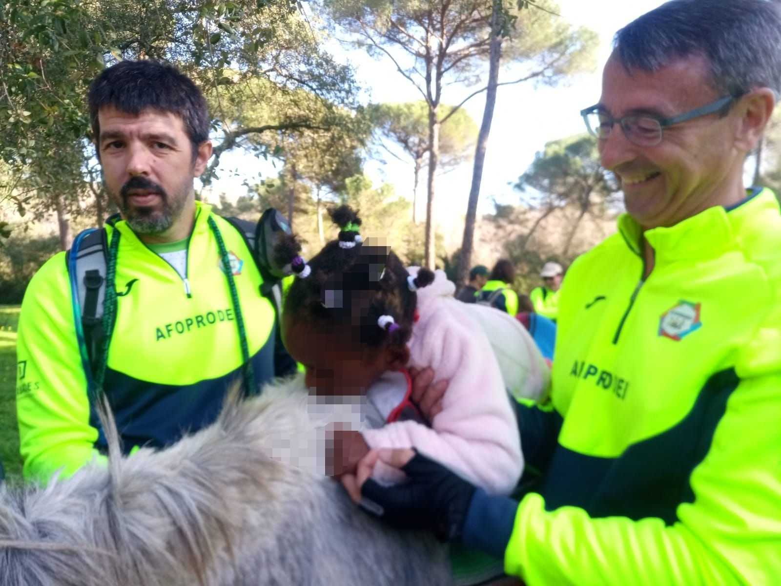 Terapeutas de la asociación con una de las niñas participantes en la iniciativa.