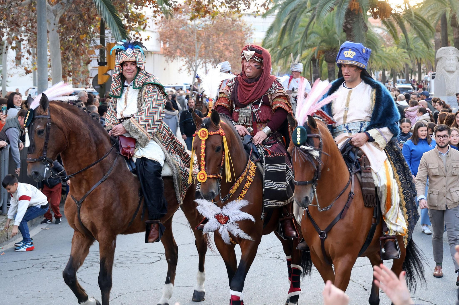 Imágenes del Heraldo Real anunciando la llegada de los Reyes Magos a Huelva
