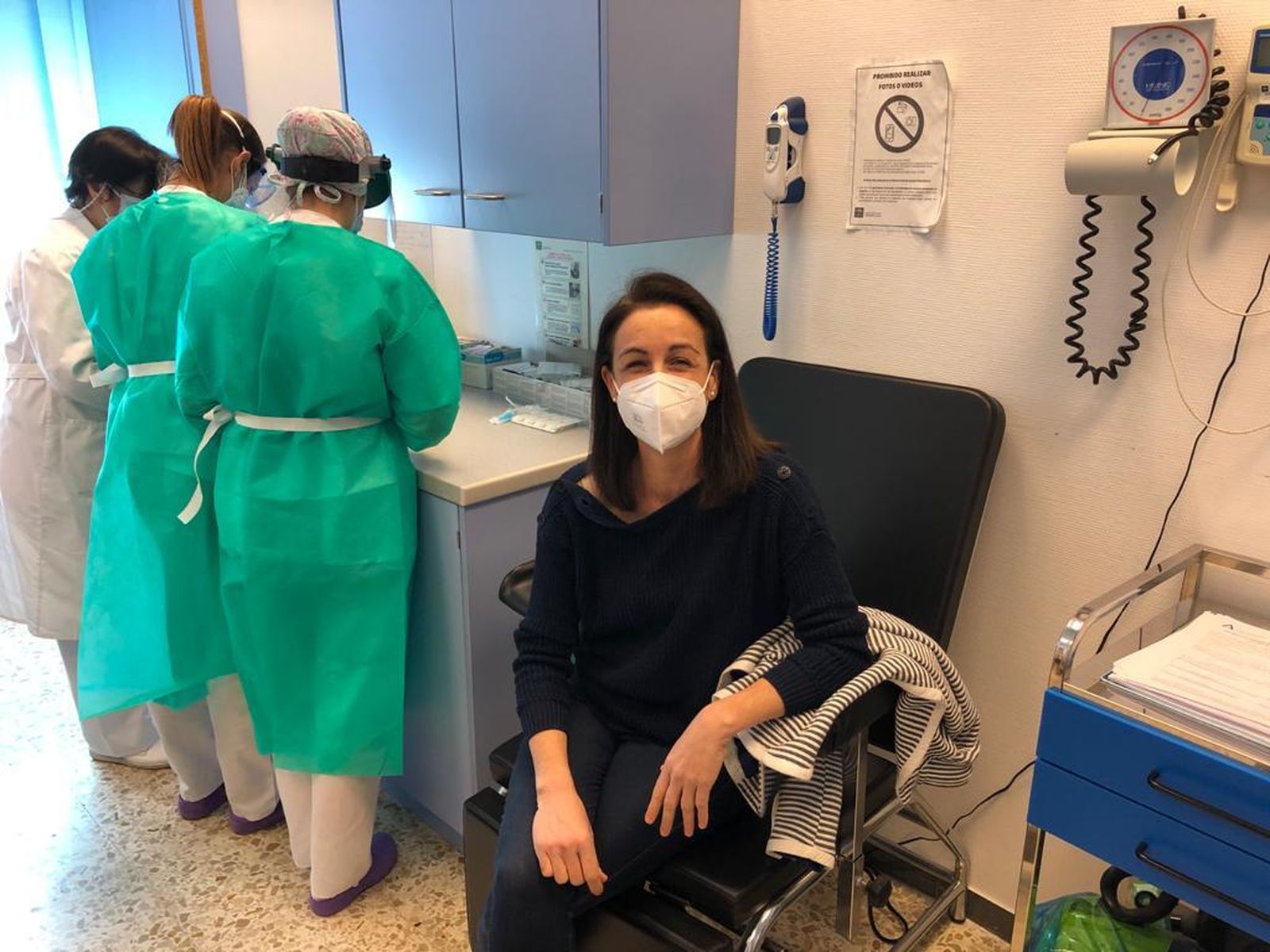 Ana, una enfermera de Urgencias del hospital de Algeciras, se convirtió en la primera profesional sanitaria que recibió la vacuna en el Campo de Gibraltar