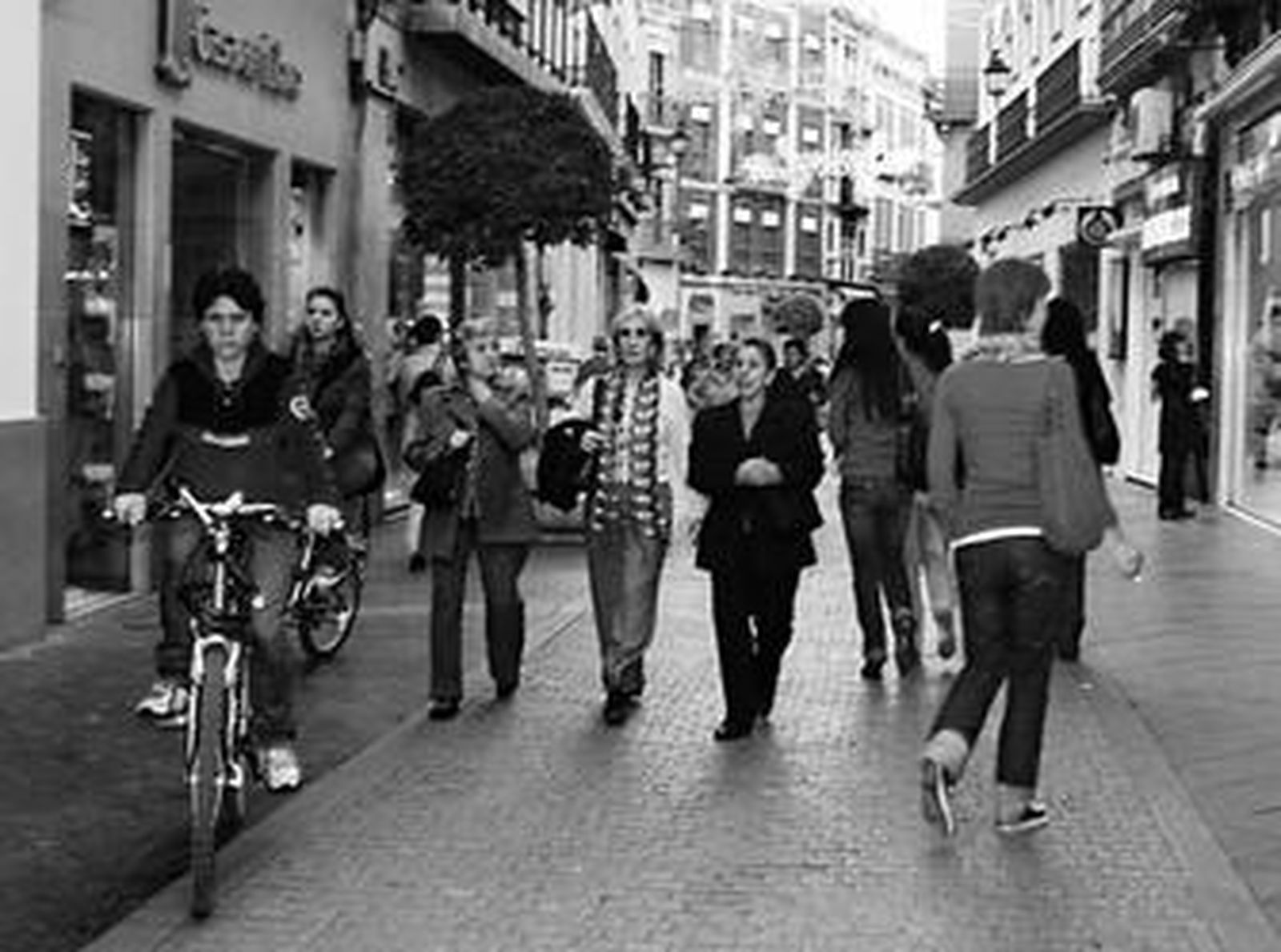 Dos ciclistas circulan por la calle Tetuán, que estará vetada.
