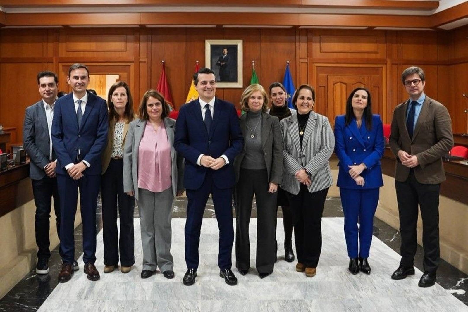 Foto de familia del encuentro institucional en el Ayuntamiento de Córdoba con responsables de Indra Group
